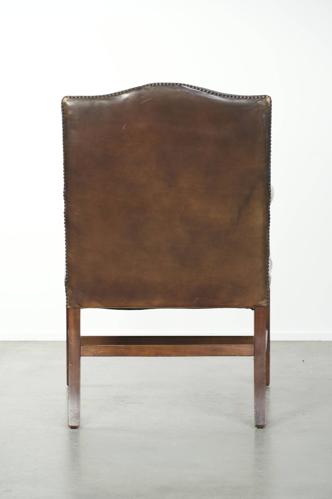 Houten Gainsborough Stoel Met Koeienleren Bekleding photo Meubels
