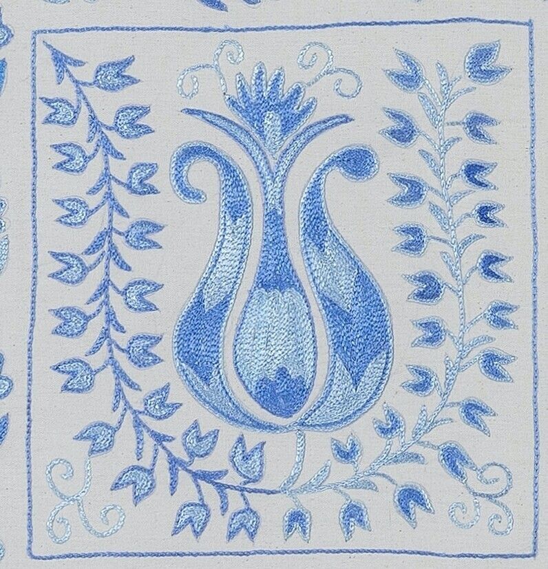 Coussin en dentelle suzani brodée de soie, housse de coussin ouzbèke en bleu clair et ivoire. 17" x 18" photo furniture