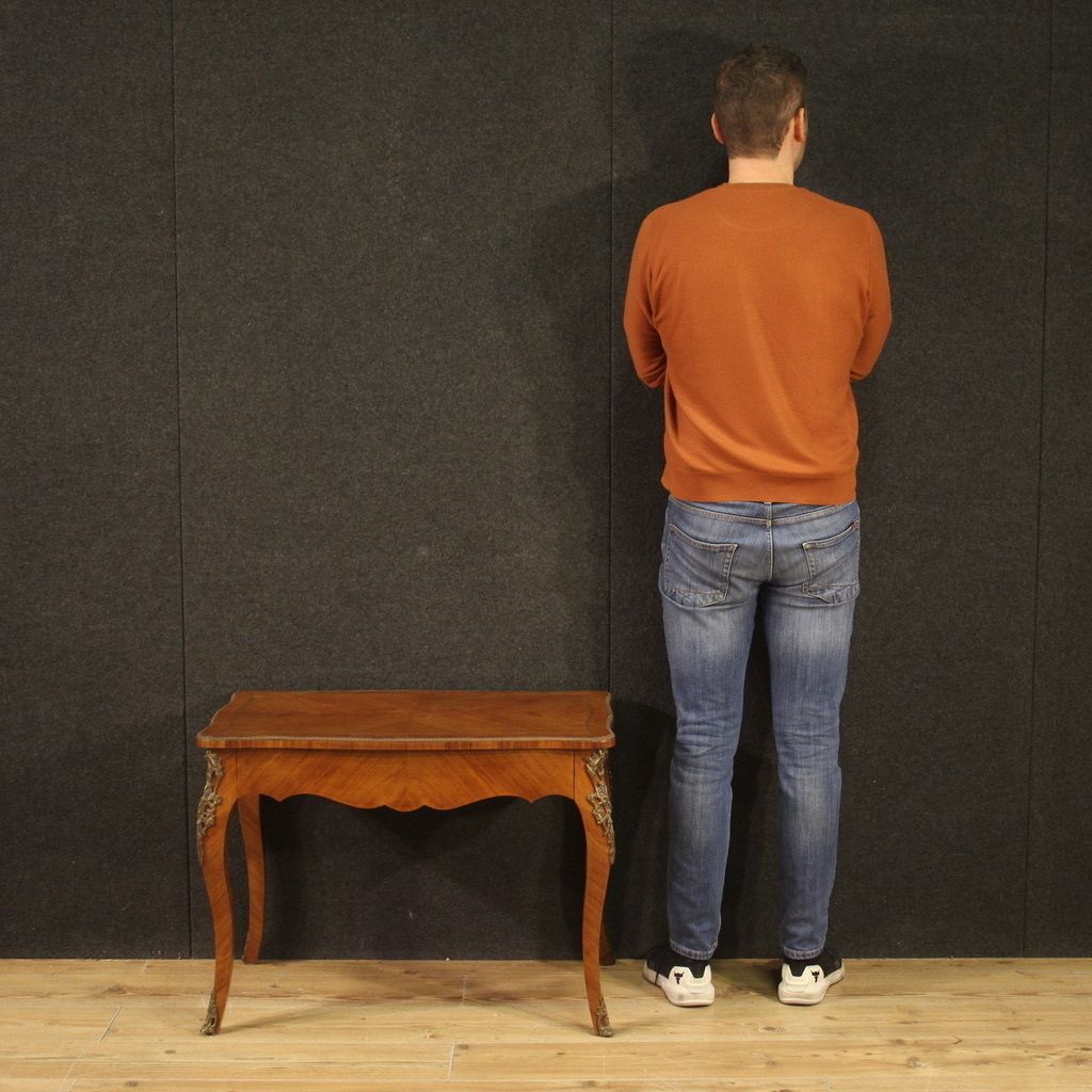 Table basse élégante du XXe siècle photo for sale