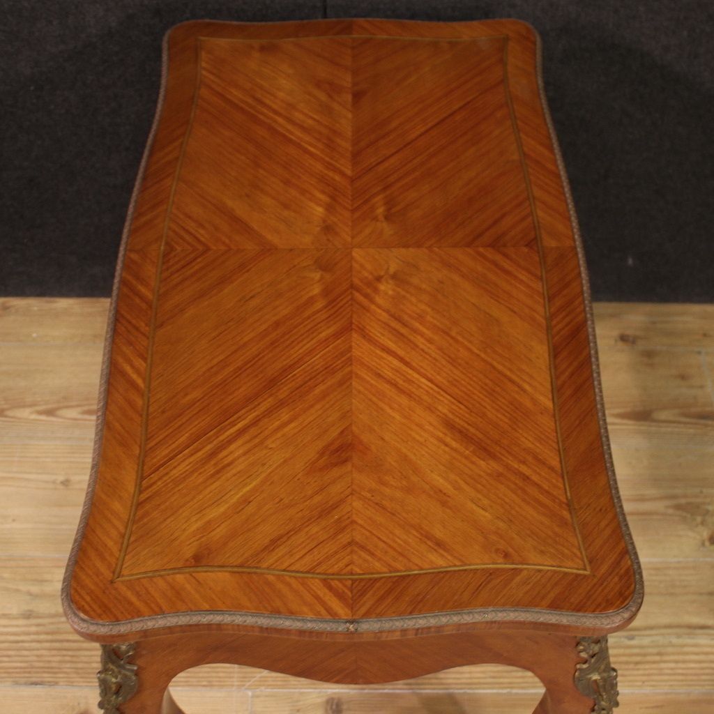 photo furniture Table basse élégante du XXe siècle