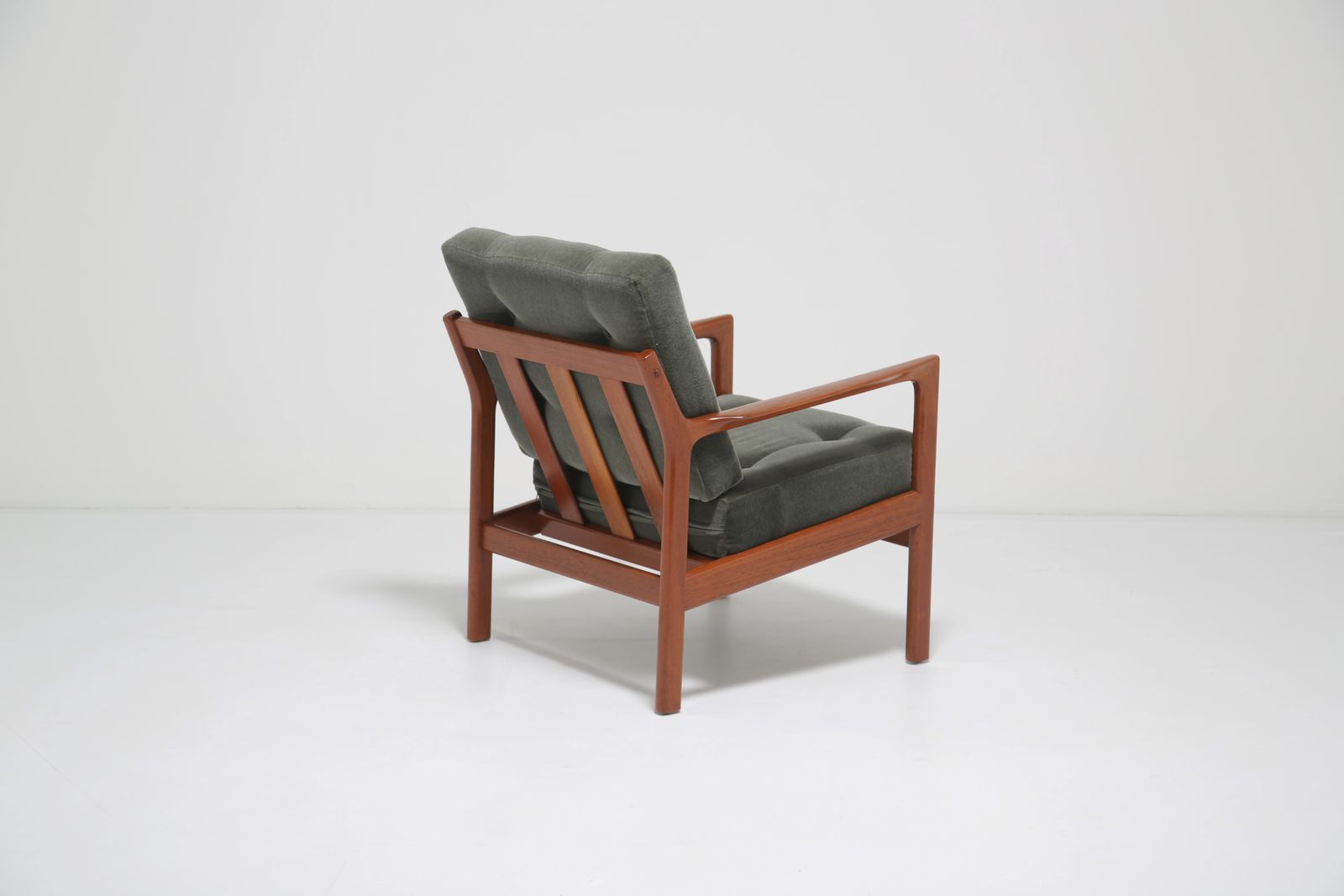 photo buy Fauteuil Karl Erik Ekselius modèle F141 en teck et mohair, pour JOC Vetlanda, Suède, années 1960