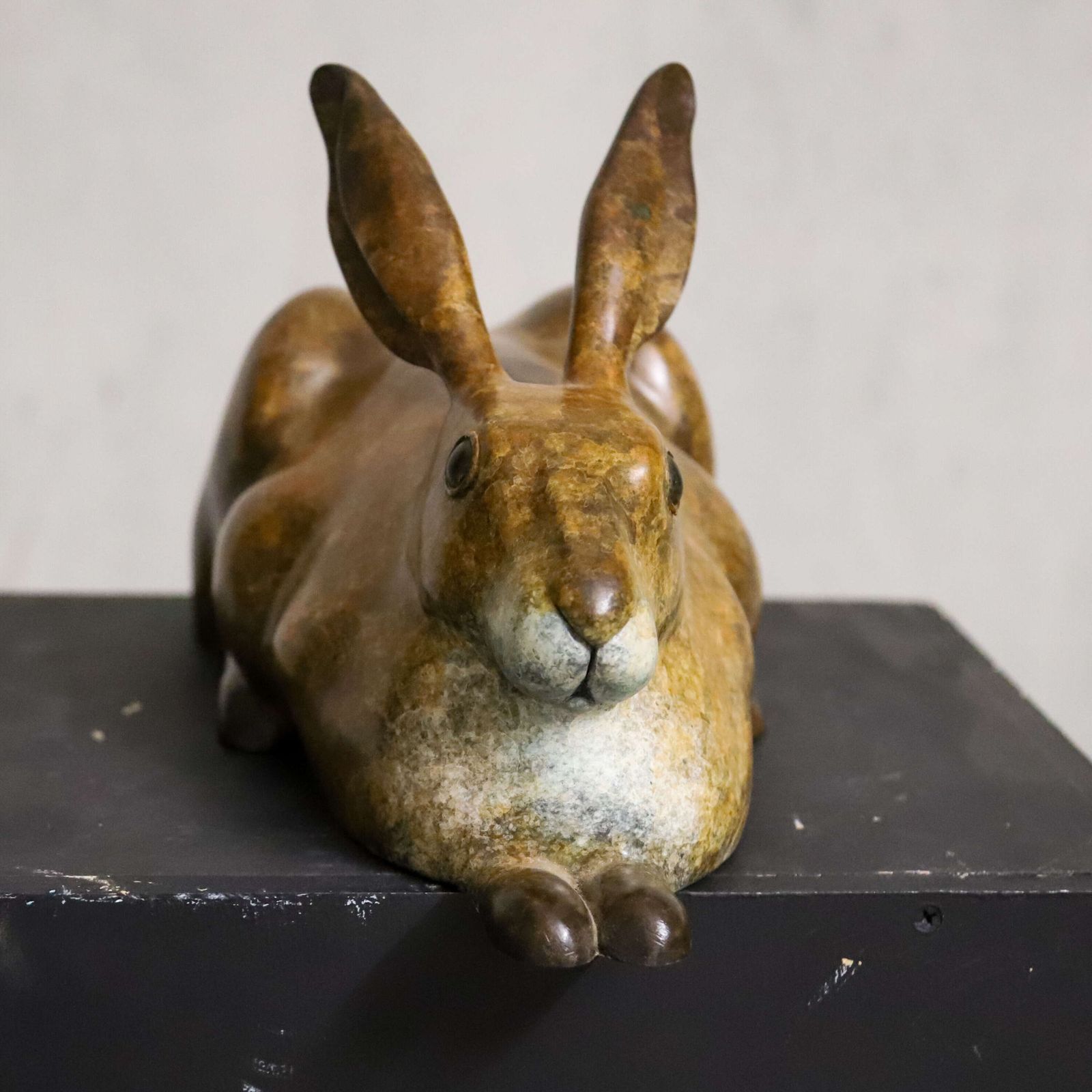 “Taking It Easy” – Bronze Rabbit By Richard J. Smith, Artist’s Copy, Lost‑Wax Cast photo vinterior