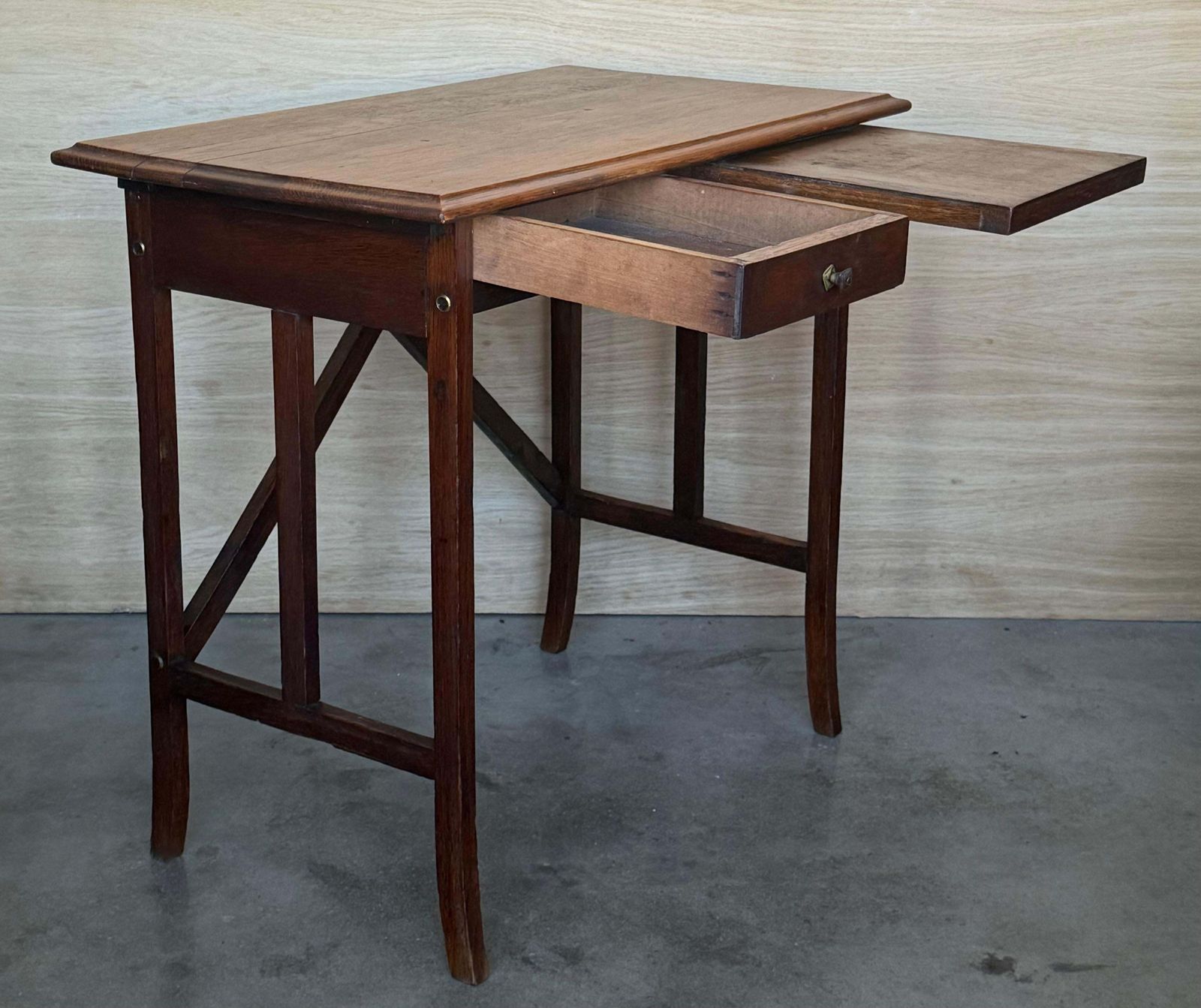 photo furniture Table d'appoint baroque espagnole en noyer foncé avec tiroir, restaurée