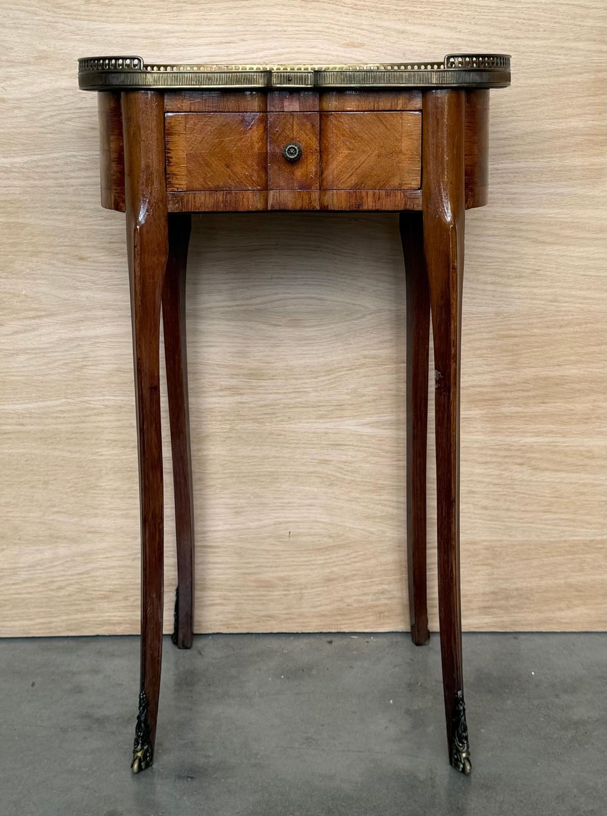 Paire de tables de chevet françaises en rognon de style Louis XVI, vers 1910 photo furniture