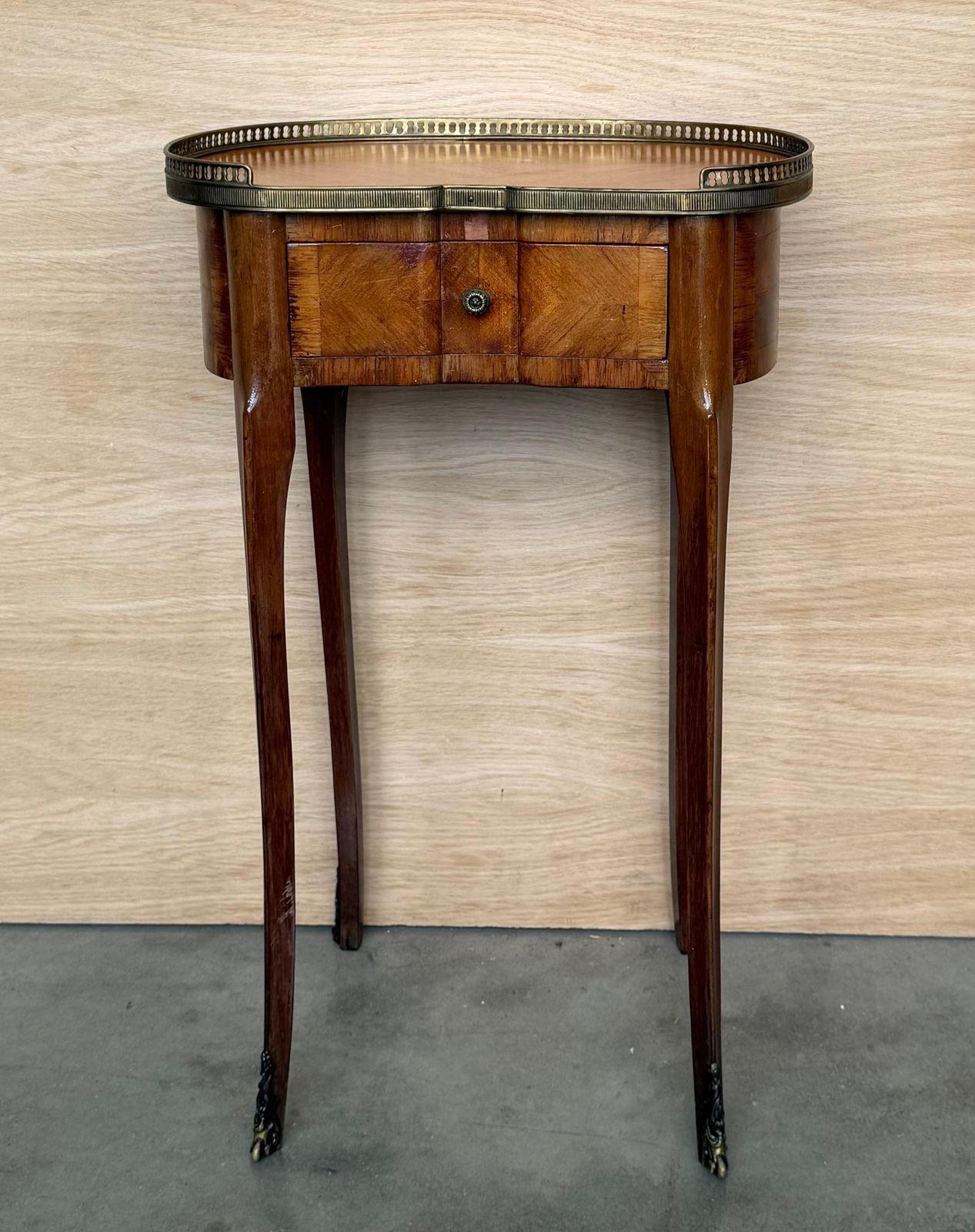 Paire de tables de chevet françaises en rognon de style Louis XVI, vers 1910 photo Mobilier