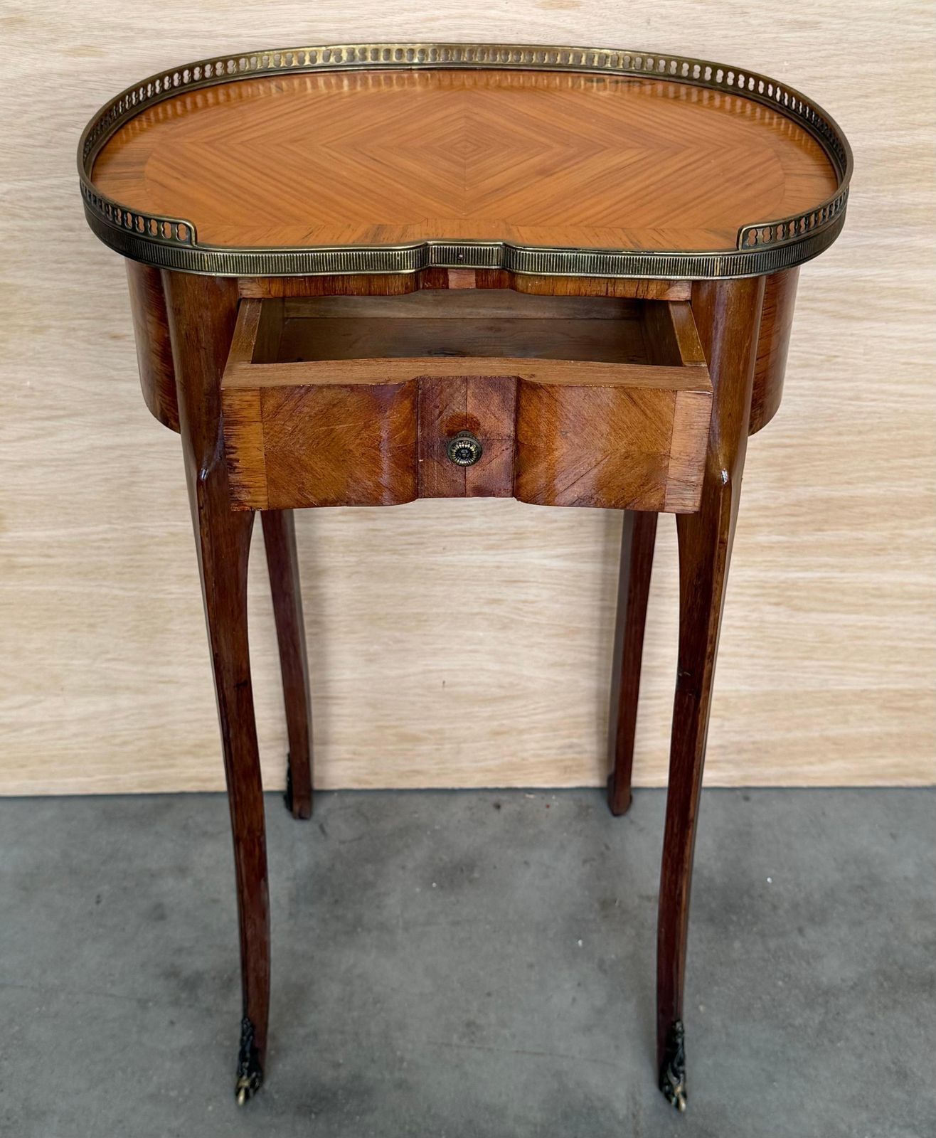 Paire de tables de chevet françaises en rognon de style Louis XVI, vers 1910 photo 1990.0