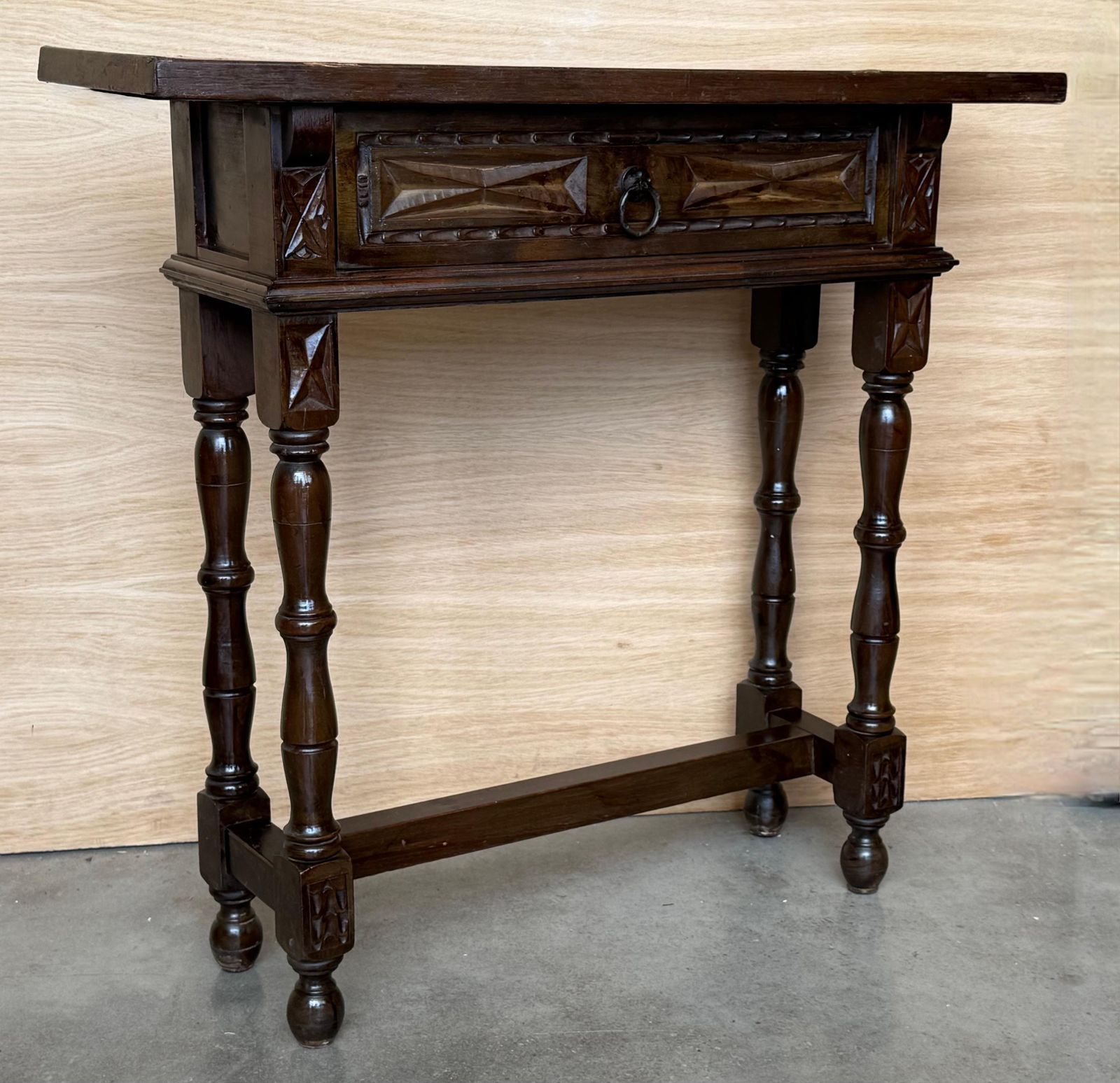 Console catalane en noyer sculpté avec tiroir, début du XXe siècle photo for sale