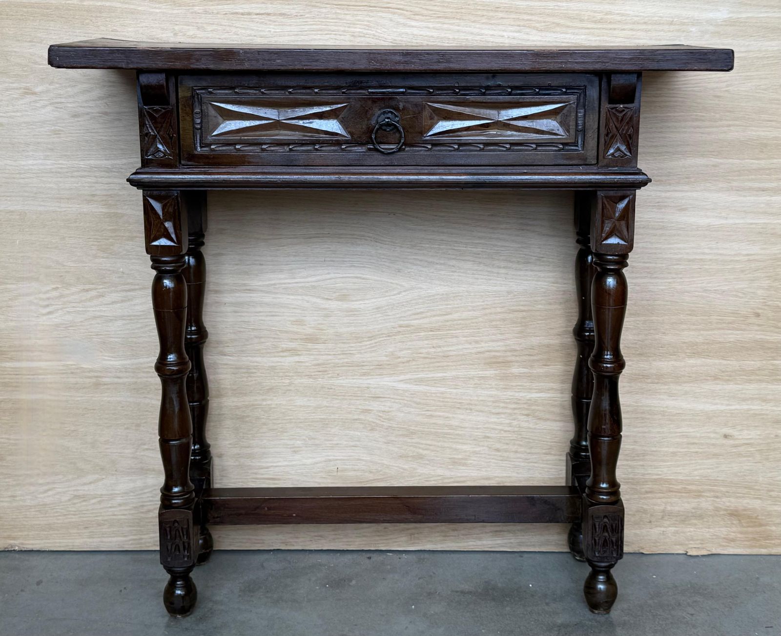 Console catalane en noyer sculpté avec tiroir, début du XXe siècle photo Mobilier