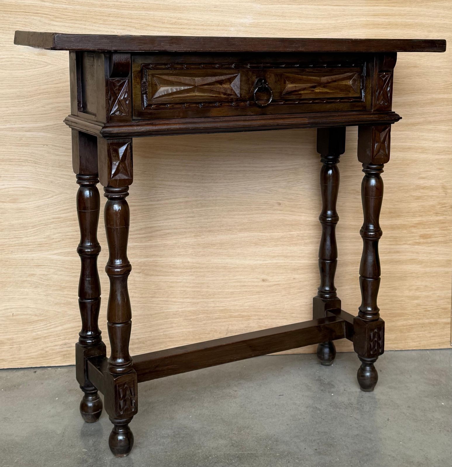 Console catalane en noyer sculpté avec tiroir, début du XXe siècle photo 1541.0