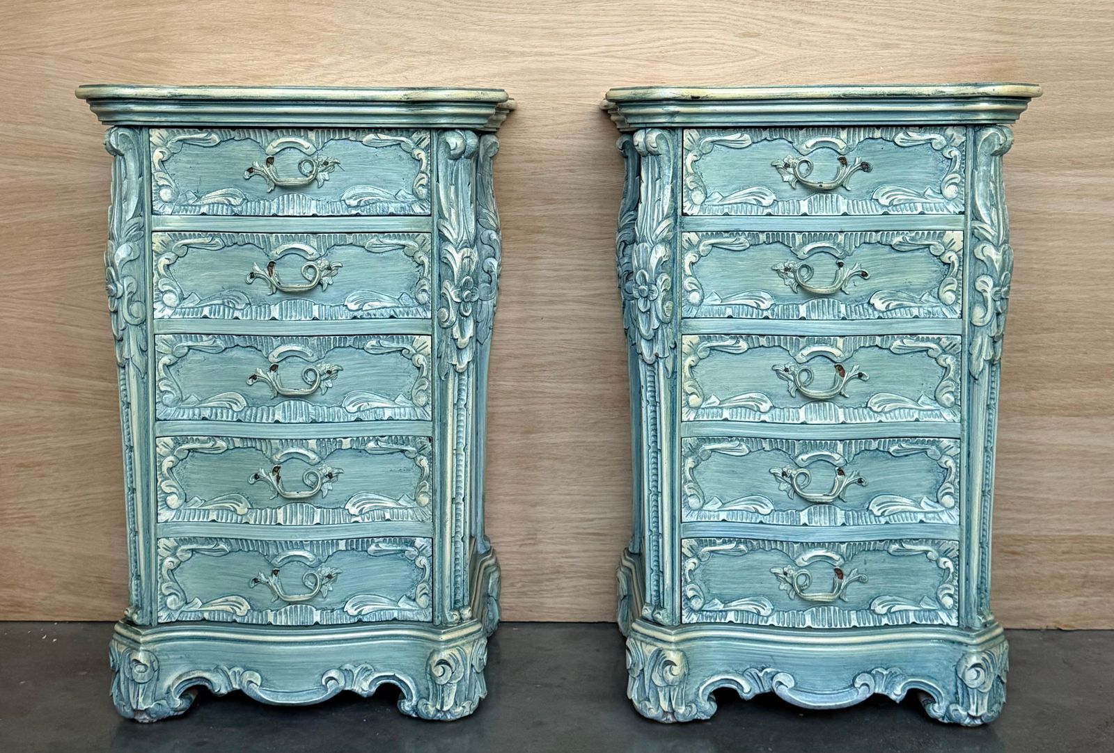 Vous souhaitez d'autres photos ou vidéos ? Contactez le vendeur pour en faire la demande. Contacter le vendeur  Paire de tables de chevet en bois massif sculpté turquoise à cinq tir photo furniture