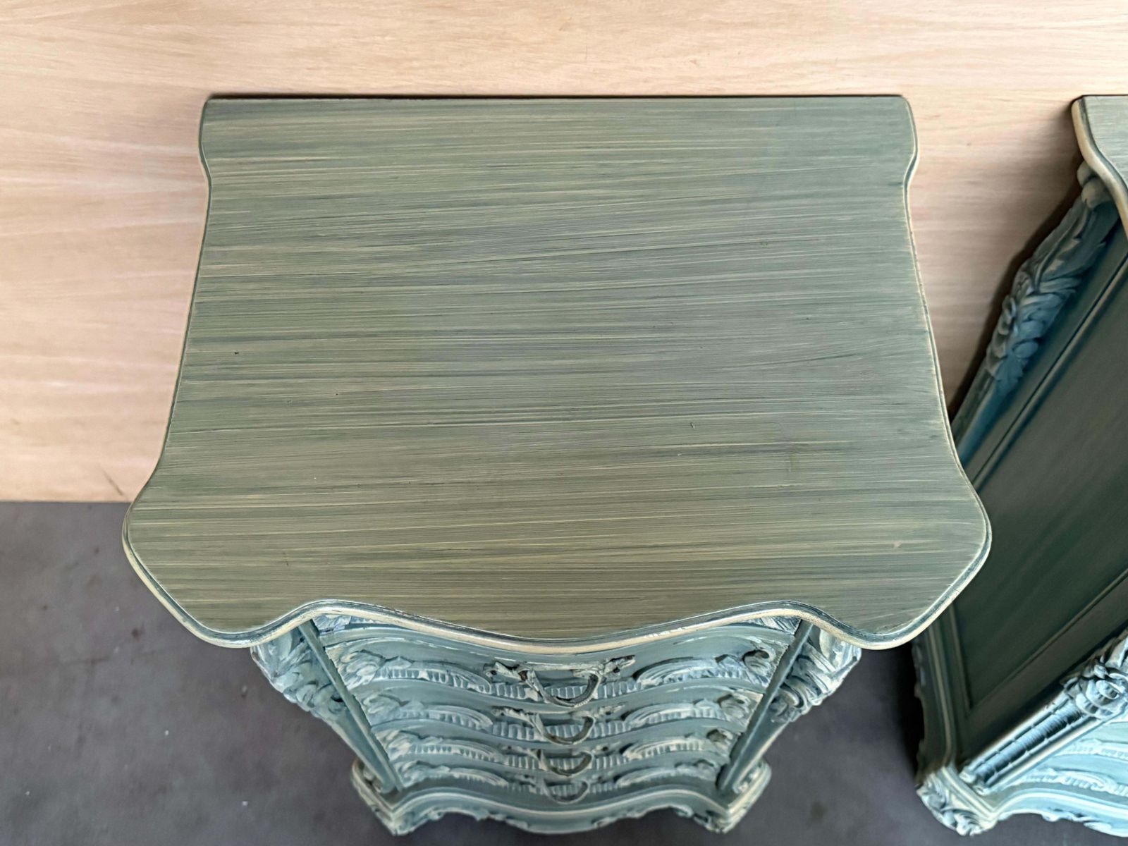 Vous souhaitez d'autres photos ou vidéos ? Contactez le vendeur pour en faire la demande. Contacter le vendeur  Paire de tables de chevet en bois massif sculpté turquoise à cinq tir photo 2519.0