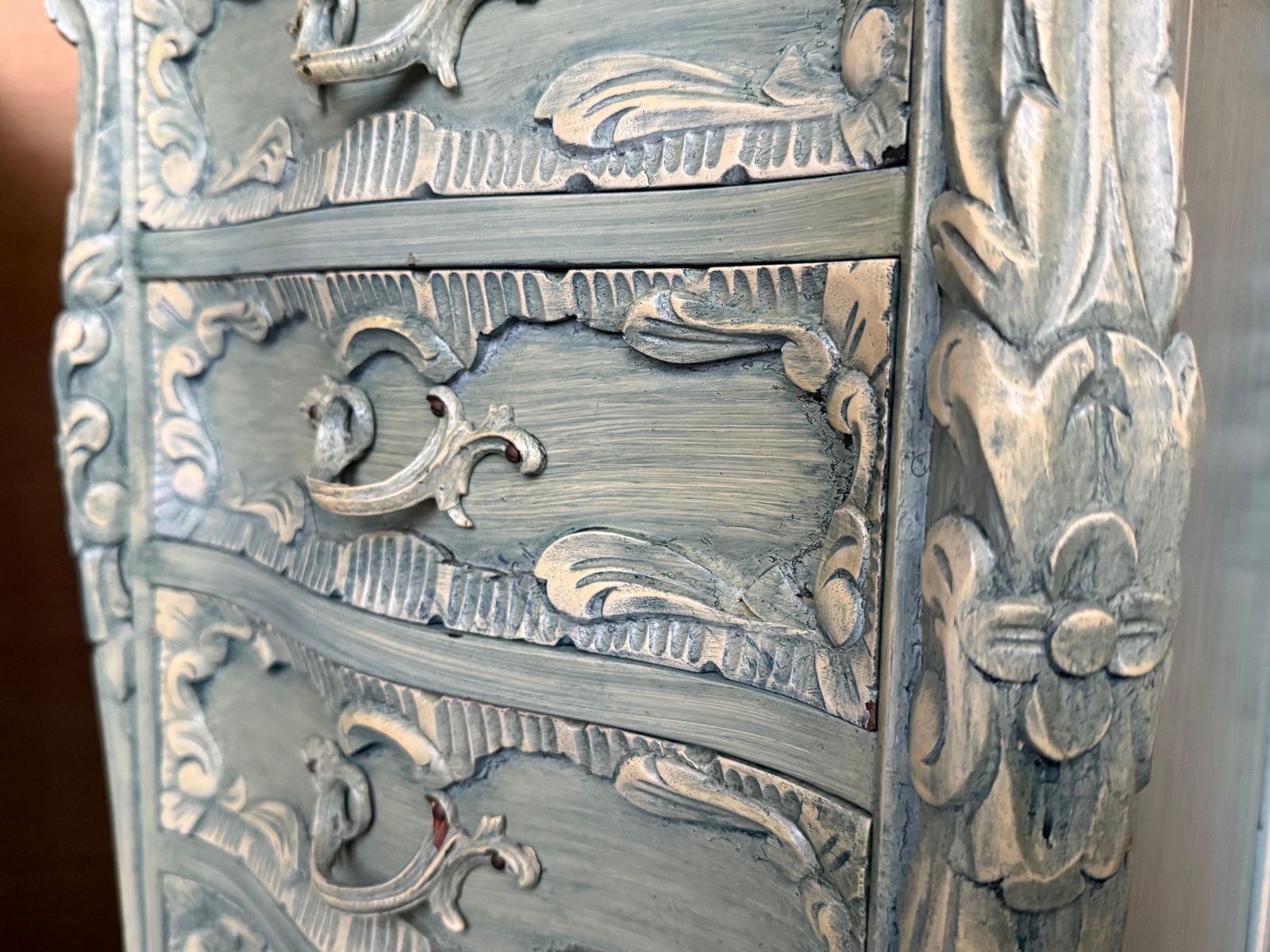photo furniture Vous souhaitez d'autres photos ou vidéos ? Contactez le vendeur pour en faire la demande. Contacter le vendeur  Paire de tables de chevet en bois massif sculpté turquoise à cinq tir