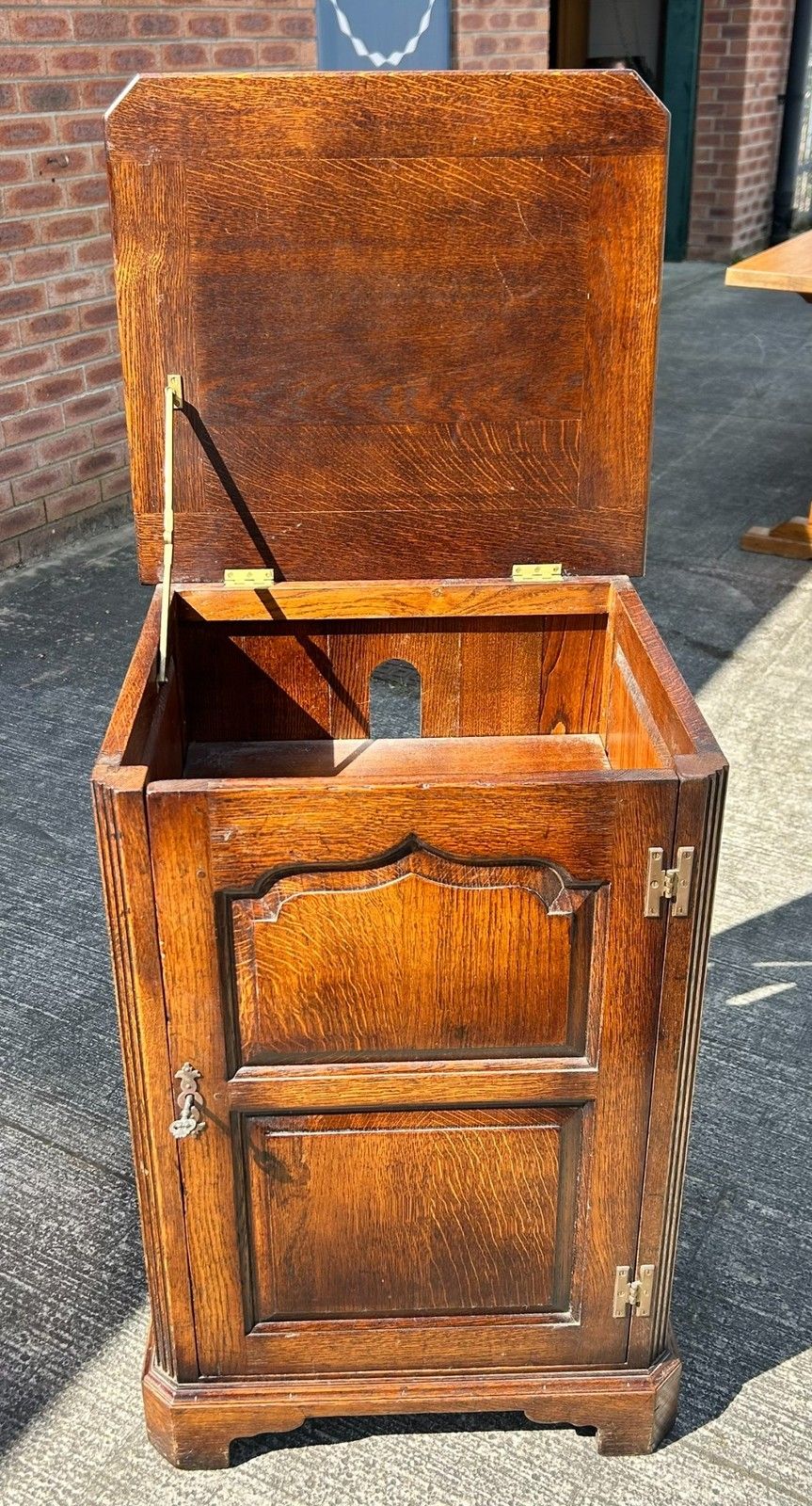 photo vinterior Good Quality Cumpers Of Salisbury English Oak Cupboard Side Cabinet