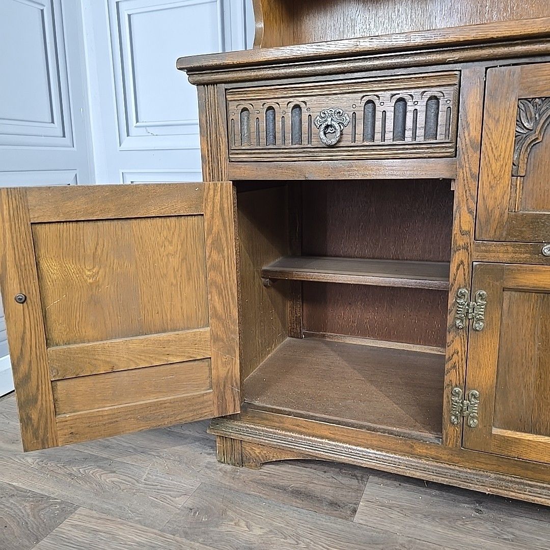 photo vintage Antique Welsh Dresser Vintage Old Charm Wood Bros Oak Cupboard Drinks Cabinet