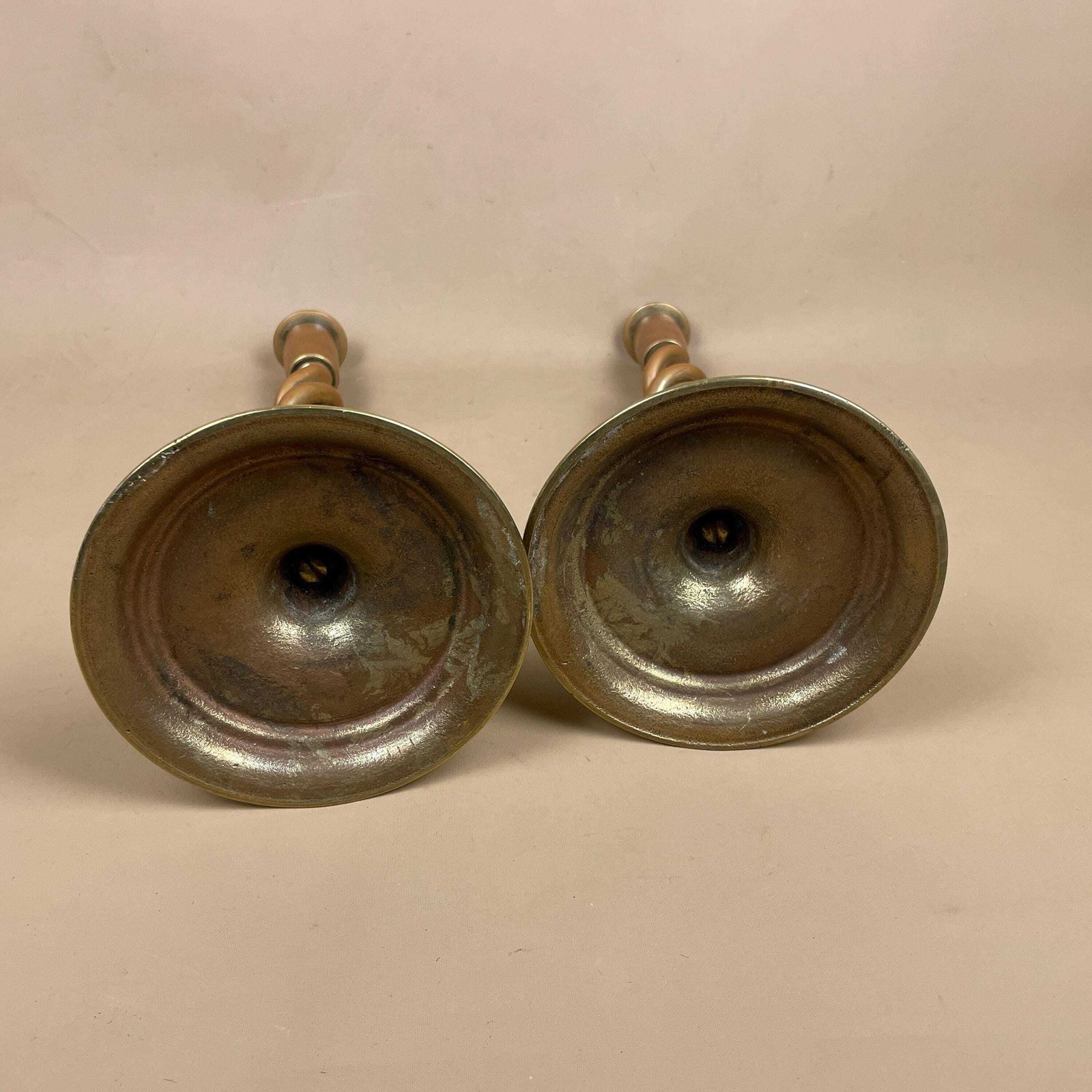 photo furniture Antique Matching Pair Of Oriental Chinese Gold Brass Metal Candlestick Candle Stick Vintage Column Taper Dinner Candlesticks Twisted Twist