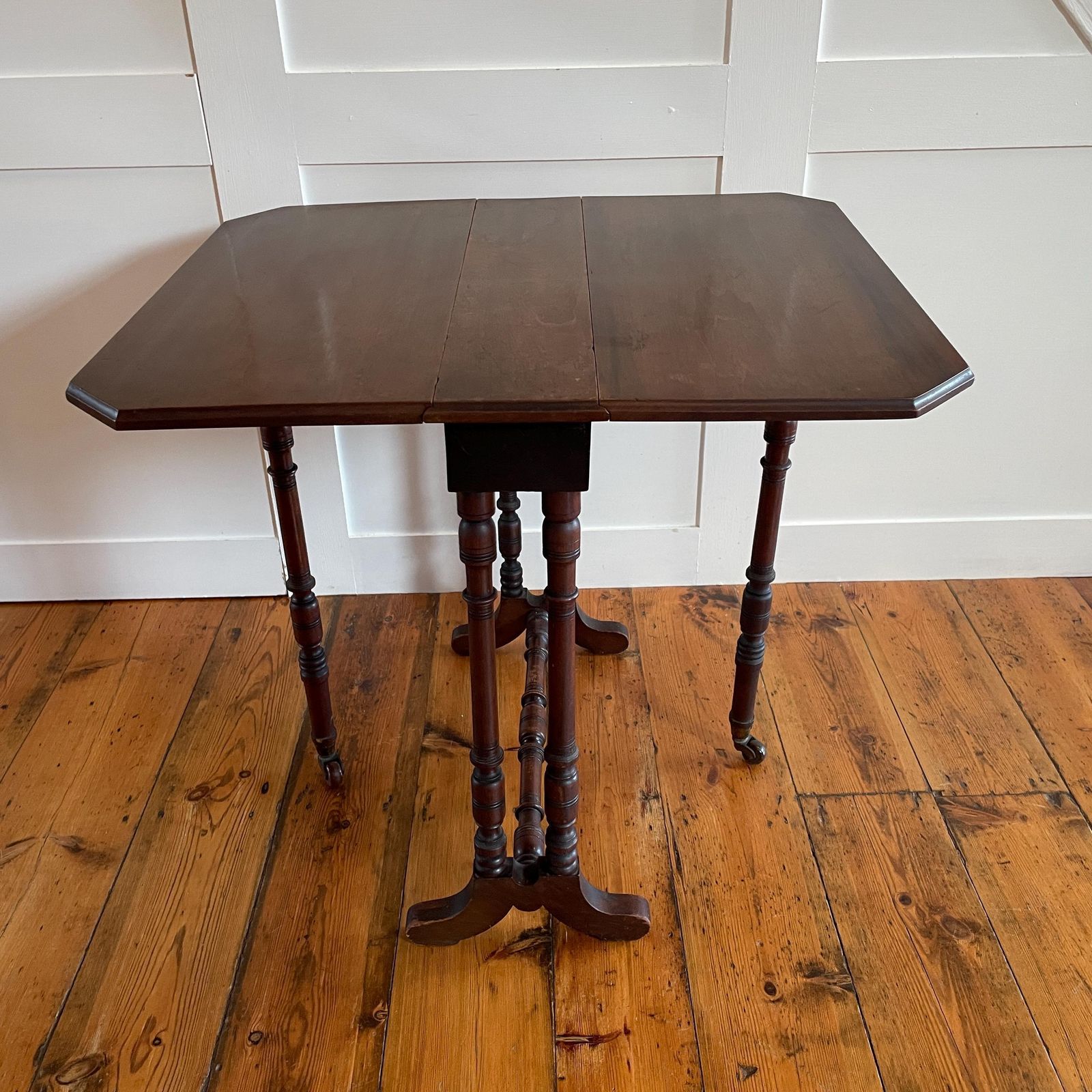 Antique Mahogany Gateleg Drop Leaf Table Turned Legs Side End Table English Vintage Solid Wood Folding Accent photo Furniture