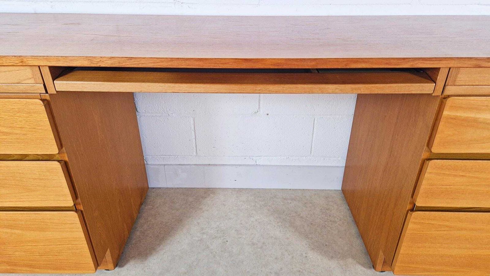 549.0 Beaver & Tapley Model 33 Vintage Mid Century 1970s Danish Design Office Desk Pg119 photo