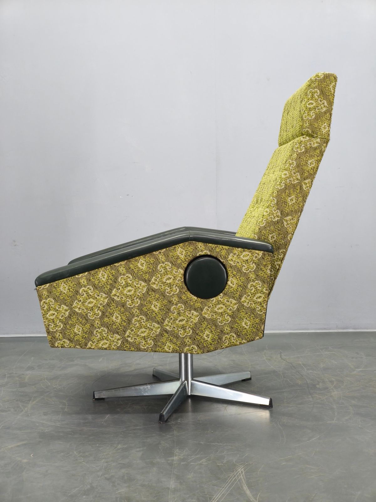 Czechoslovak Mid Century Reclining Armchair, 1970s photo vinterior