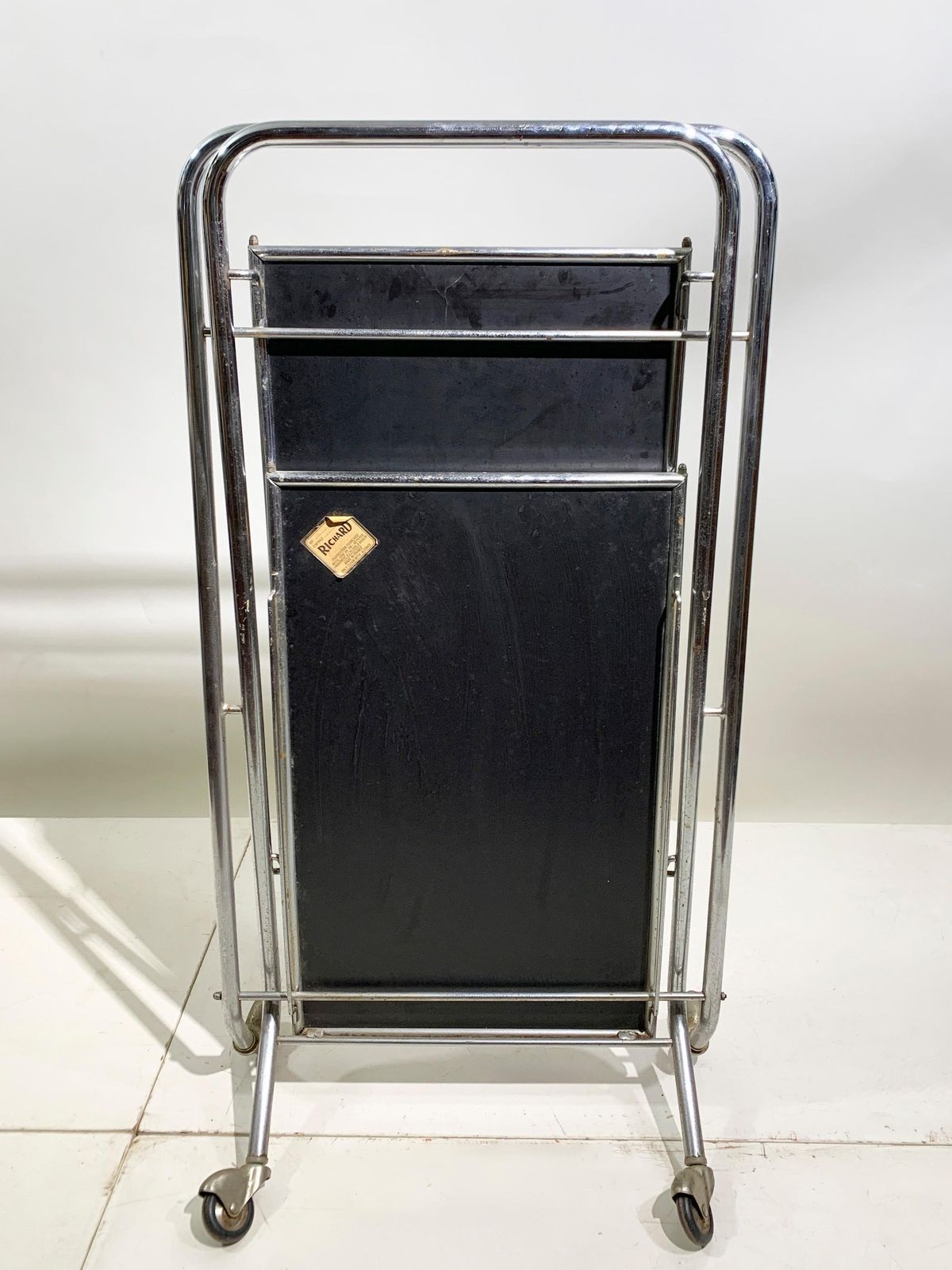 photo vintage Mid 20th Century Folding Bar Cart In Chrome And Black By Richard, Circa 1960's