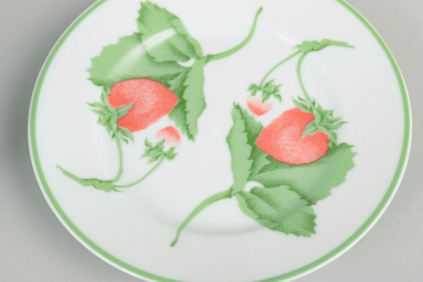 Cinq petites assiettes en porcelaine Bill Goldsmith pour Limoges, série Fraise, années 1980 photo for sale