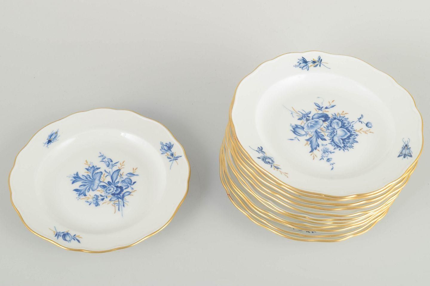 Meissen. 12 assiettes en porcelaine à motifs floraux bleus et liseré doré photo furniture