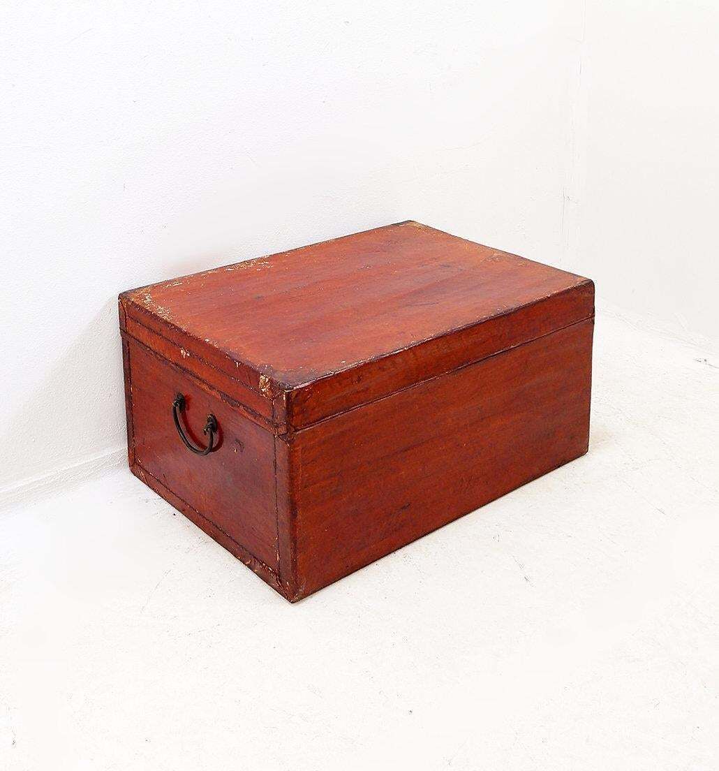 photo vinterior Early 20th Century Chinese Red Lacquered Leather Trunk