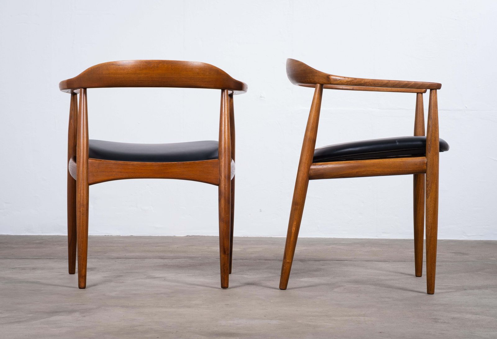 Paar fauteuils in iepenhout van Illum Wikkelsø voor Niels Eilersen, ca. jaren 1950 photo Meubels