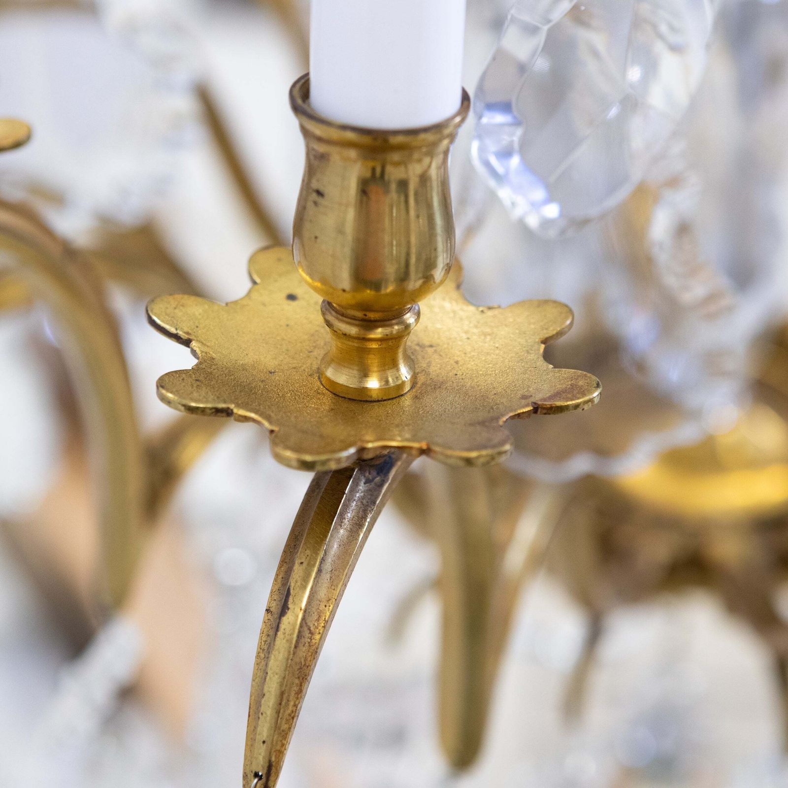 photo vintage Monumental 16 Arm French Louis XV Style Gilt Brass & Crystal Chandelier