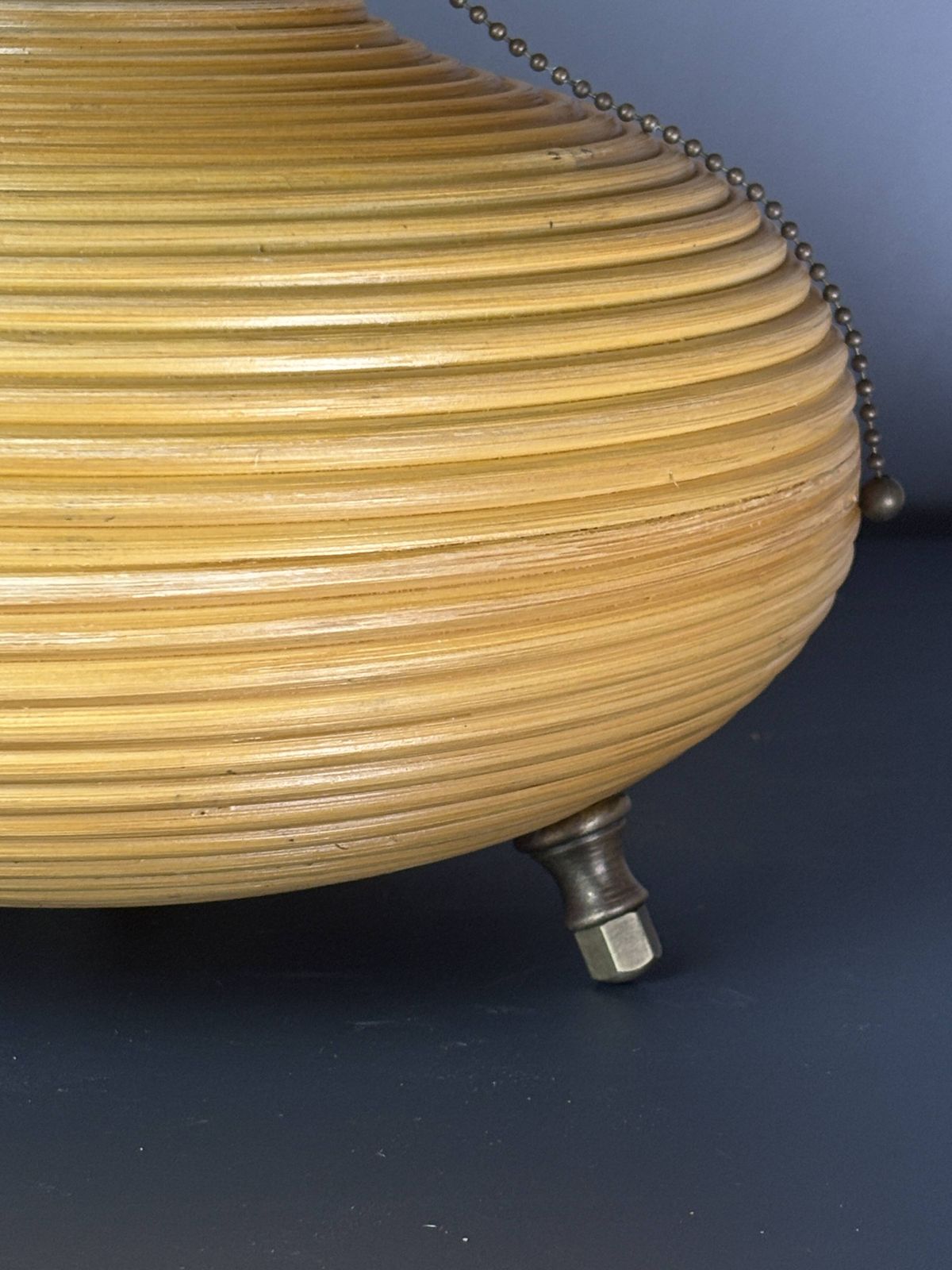 photo for sale Lampe de table en rotin jonc crayon et laiton, abat-jour champignon, Italie, années 1970