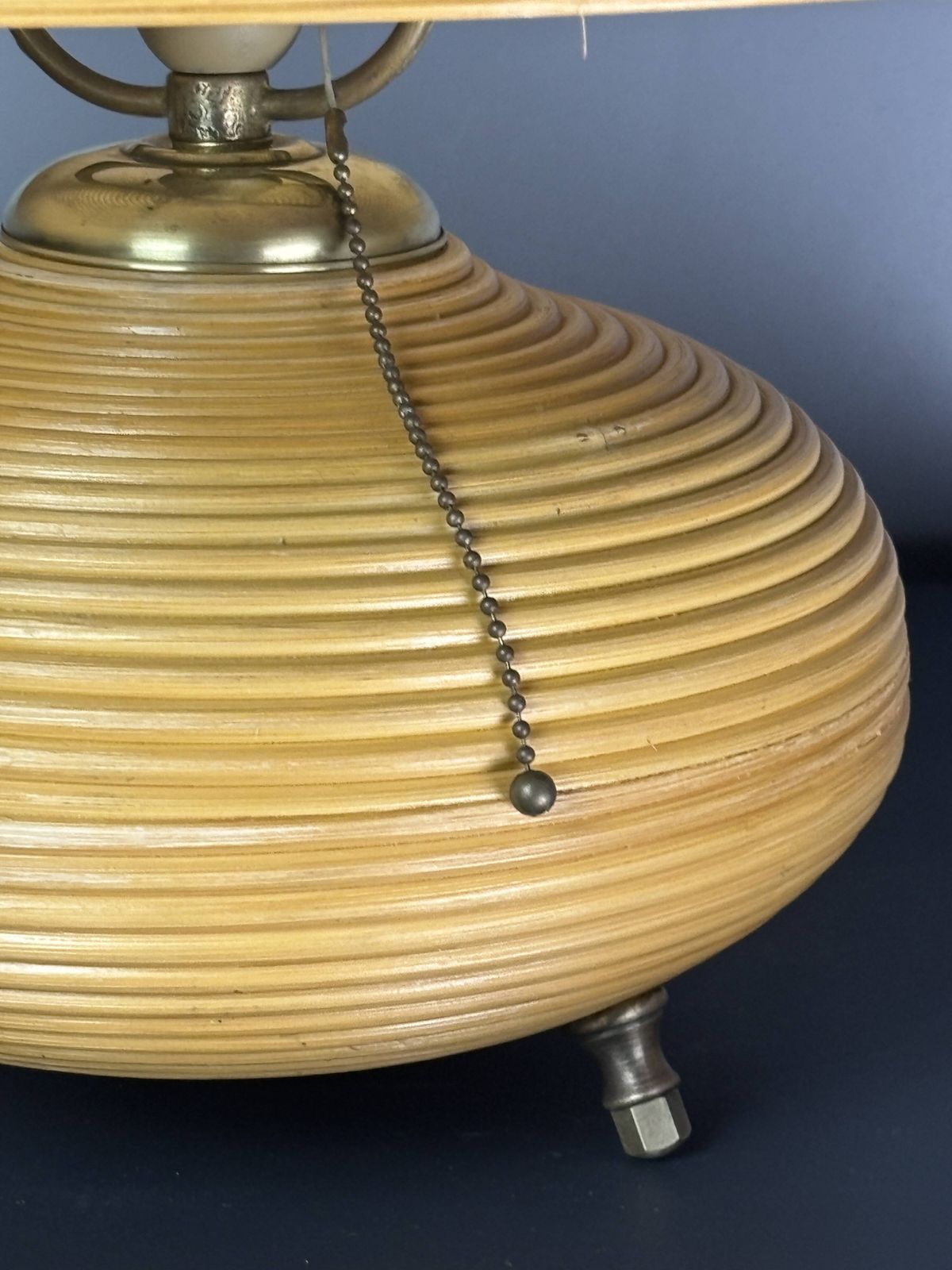 642.0 Lampe de table en rotin jonc crayon et laiton, abat-jour champignon, Italie, années 1970 photo