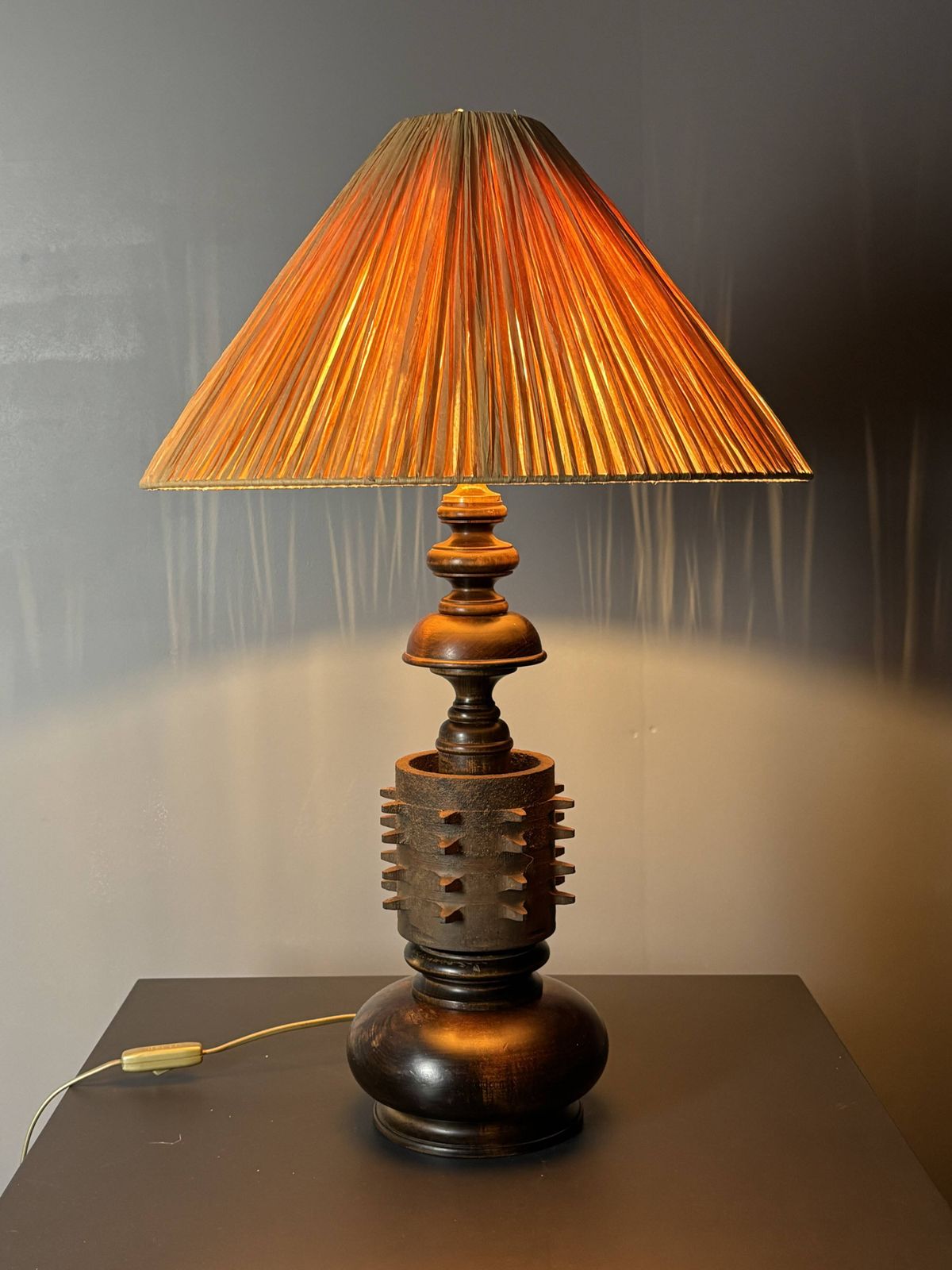 Grande lampe de table brutaliste en bois tourné et fonte, années 1960 photo for sale