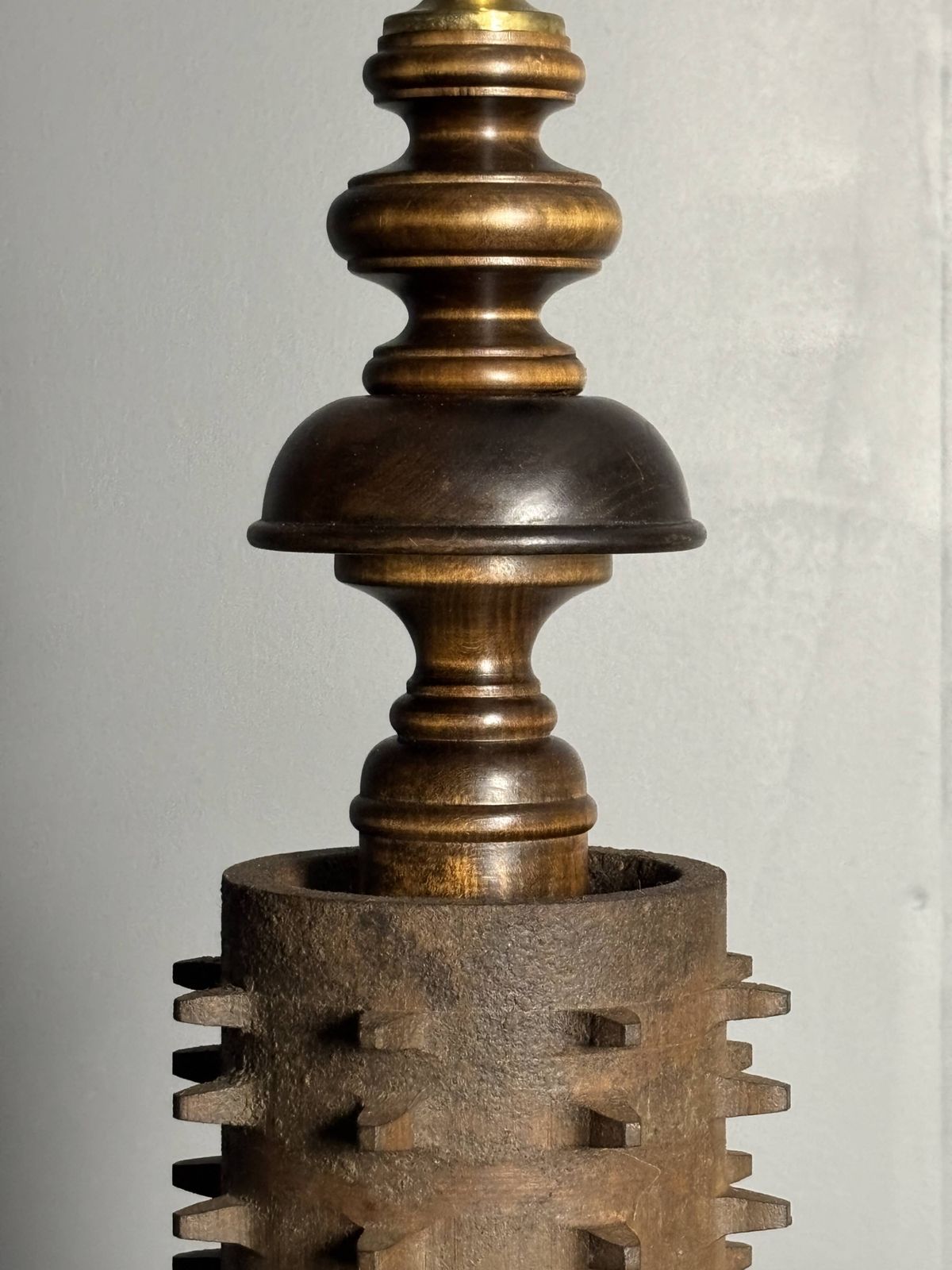 Grande lampe de table brutaliste en bois tourné et fonte, années 1960 photo 642.0