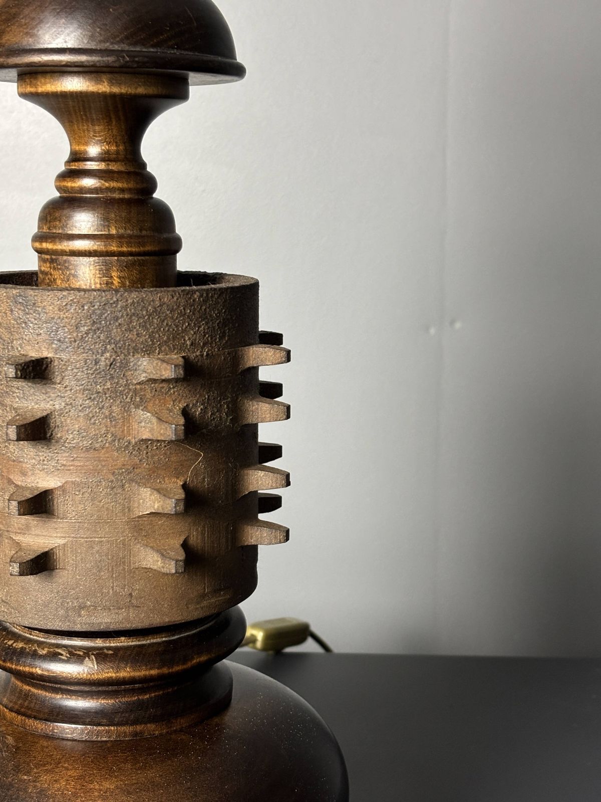 Grande lampe de table brutaliste en bois tourné et fonte, années 1960 photo vintage