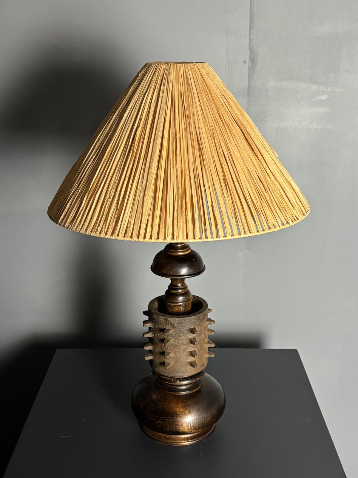 photo vinterior Grande lampe de table brutaliste en bois tourné et fonte, années 1960