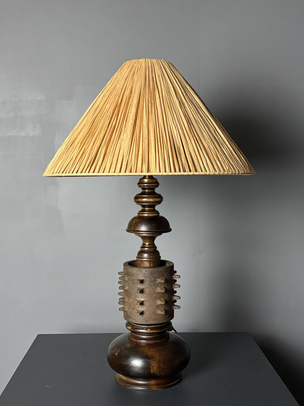 photo buy Grande lampe de table brutaliste en bois tourné et fonte, années 1960