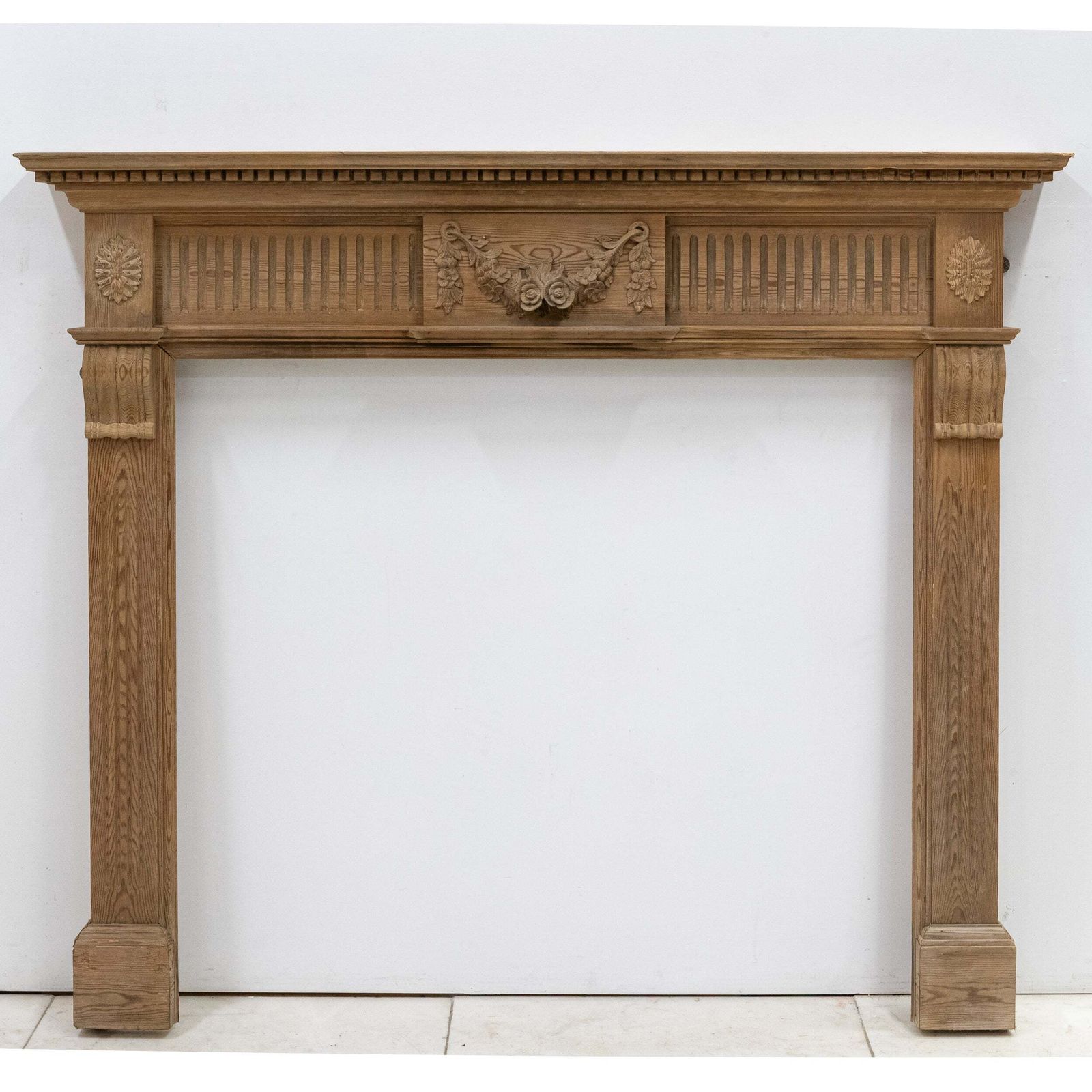 photo vintage Reclaimed Richly Decorated Wooden Fireplace Surround
