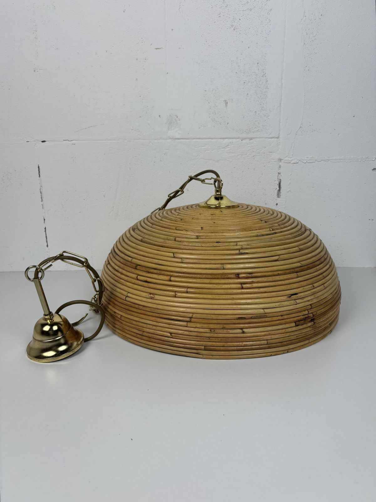 Suspension mid-century en jonc, rotin, bambou et laiton, photo vintage