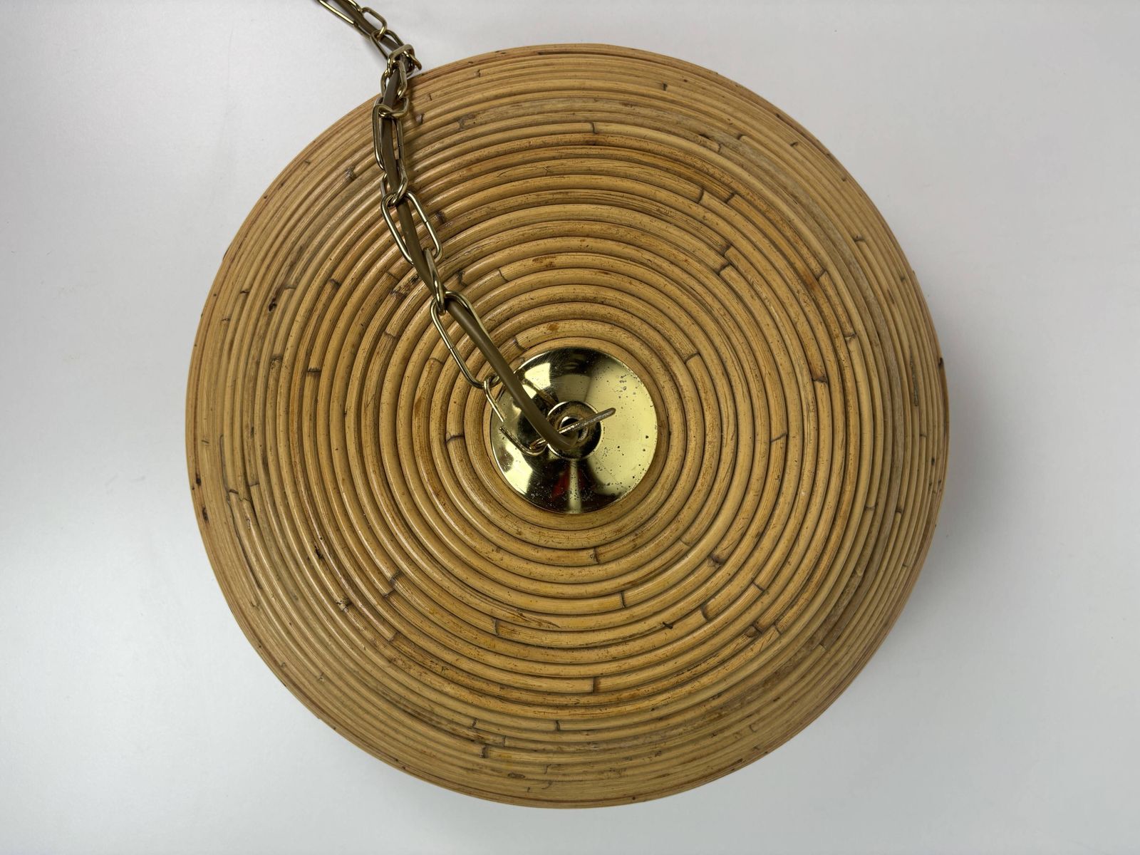 photo furniture Suspension mid-century en jonc, rotin, bambou et laiton,
