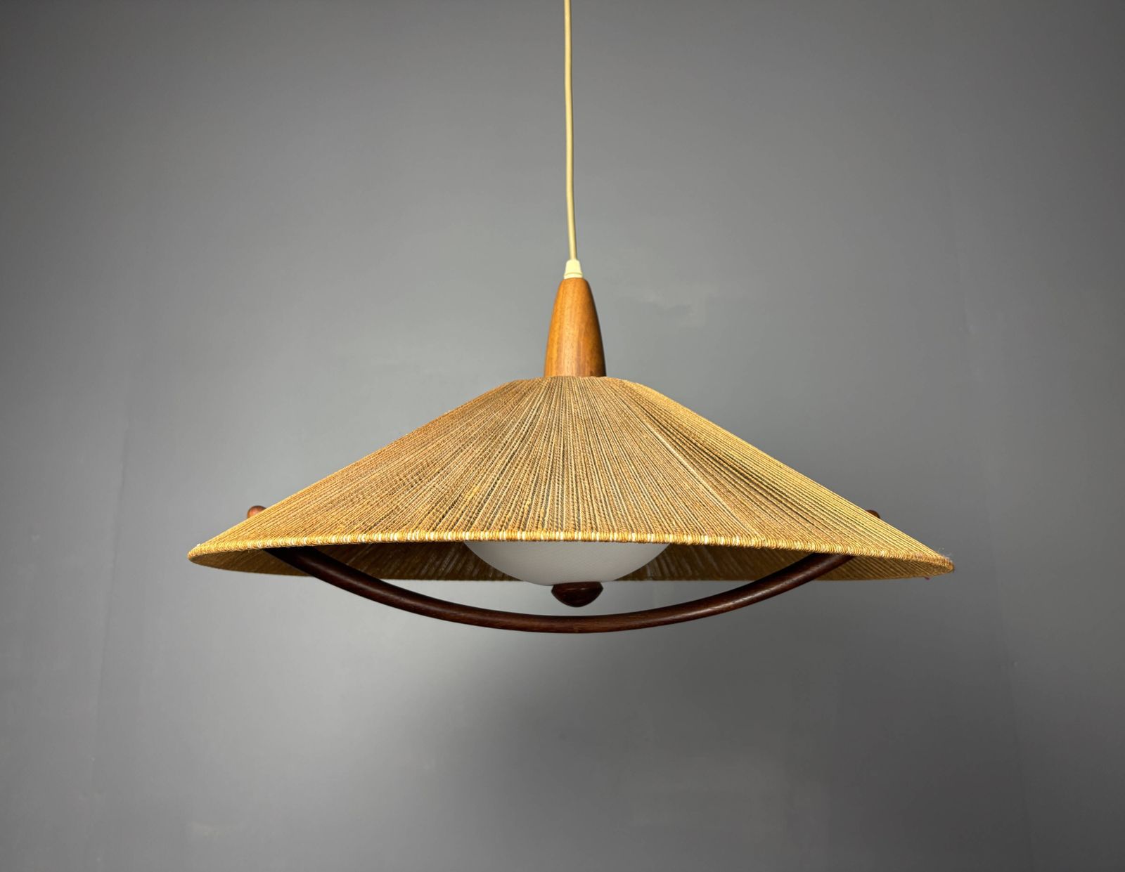 Grand luminaire suspendu mid-century en teck et corde de sisal, Temde Leuchten photo buy