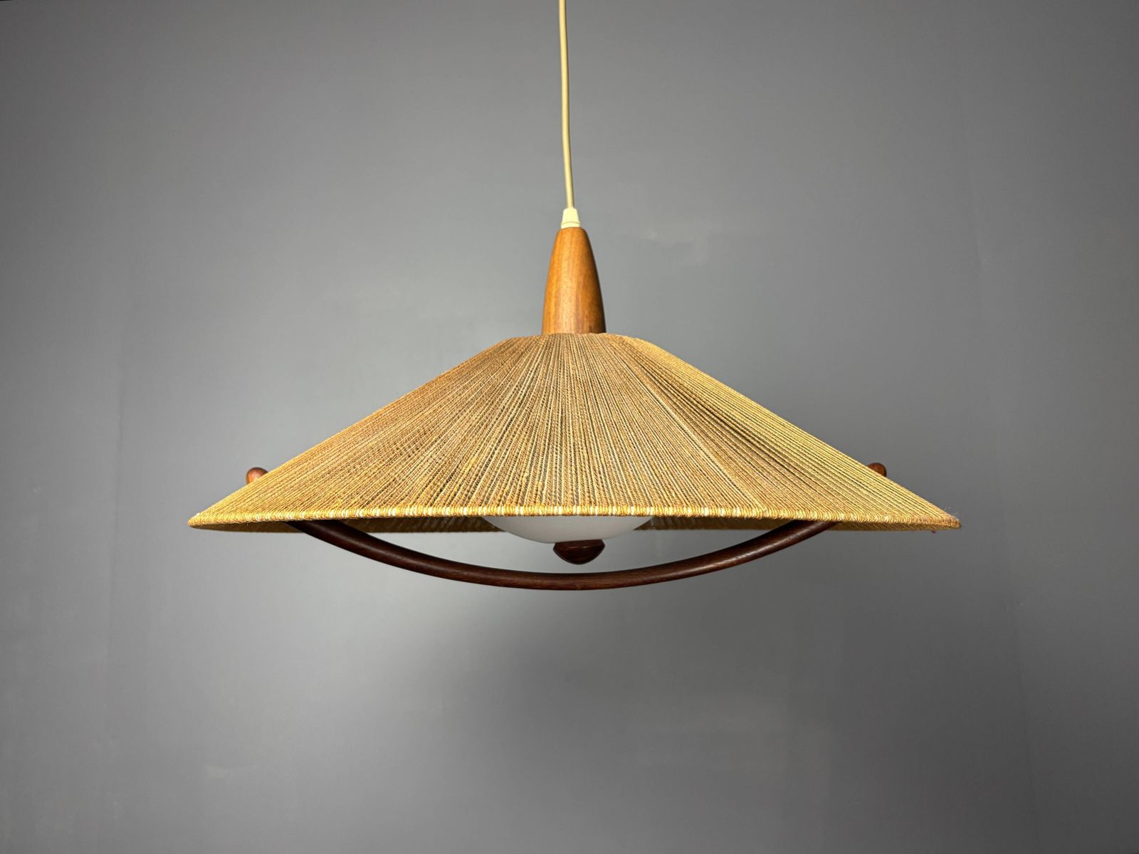 photo buy Grand luminaire suspendu mid-century en teck et corde de sisal, Temde Leuchten