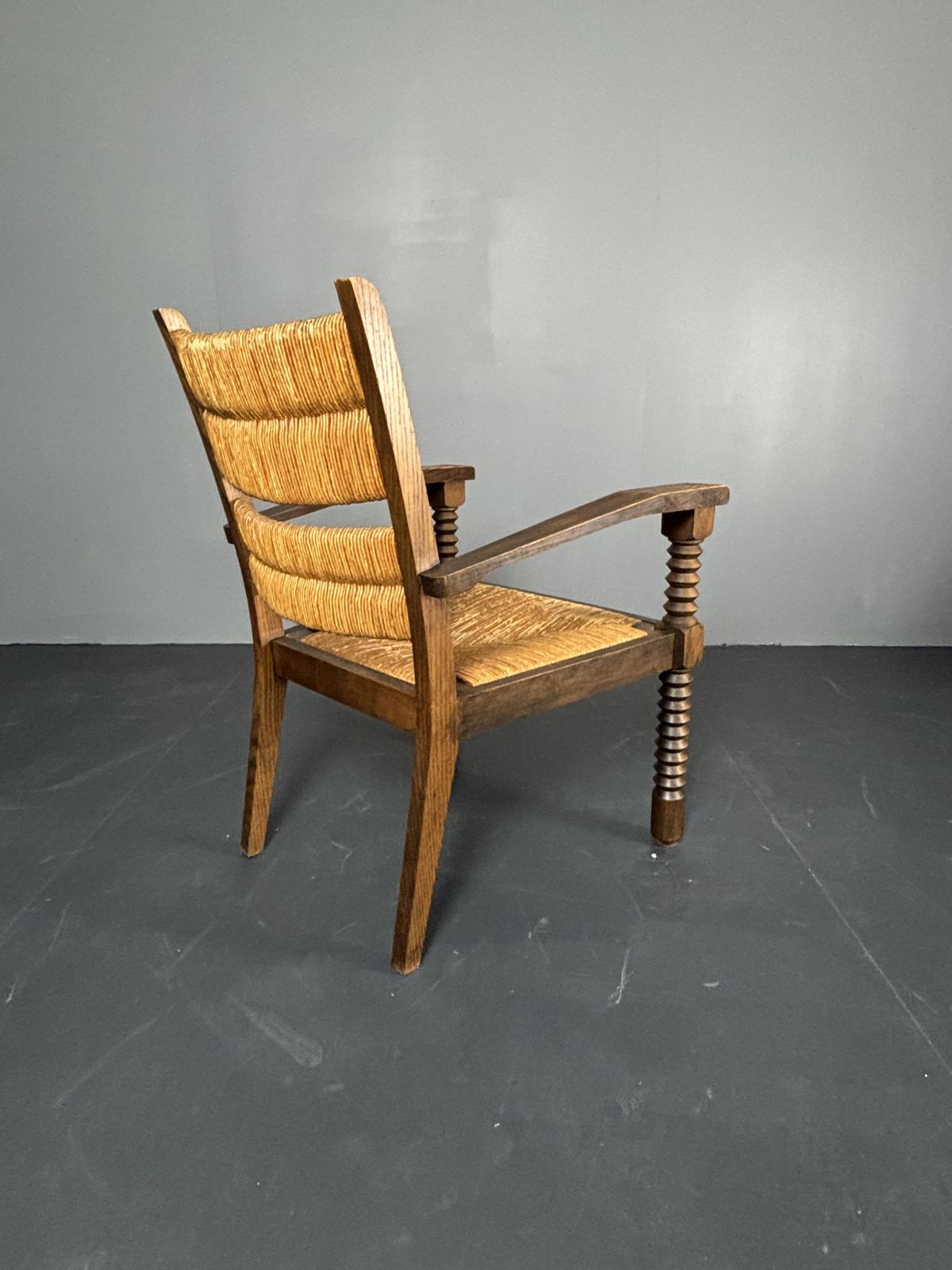 Mobilier Fauteuil à pieds tournés en jonc, dans le style de Charles Dudouyt, France, années 1950 photo