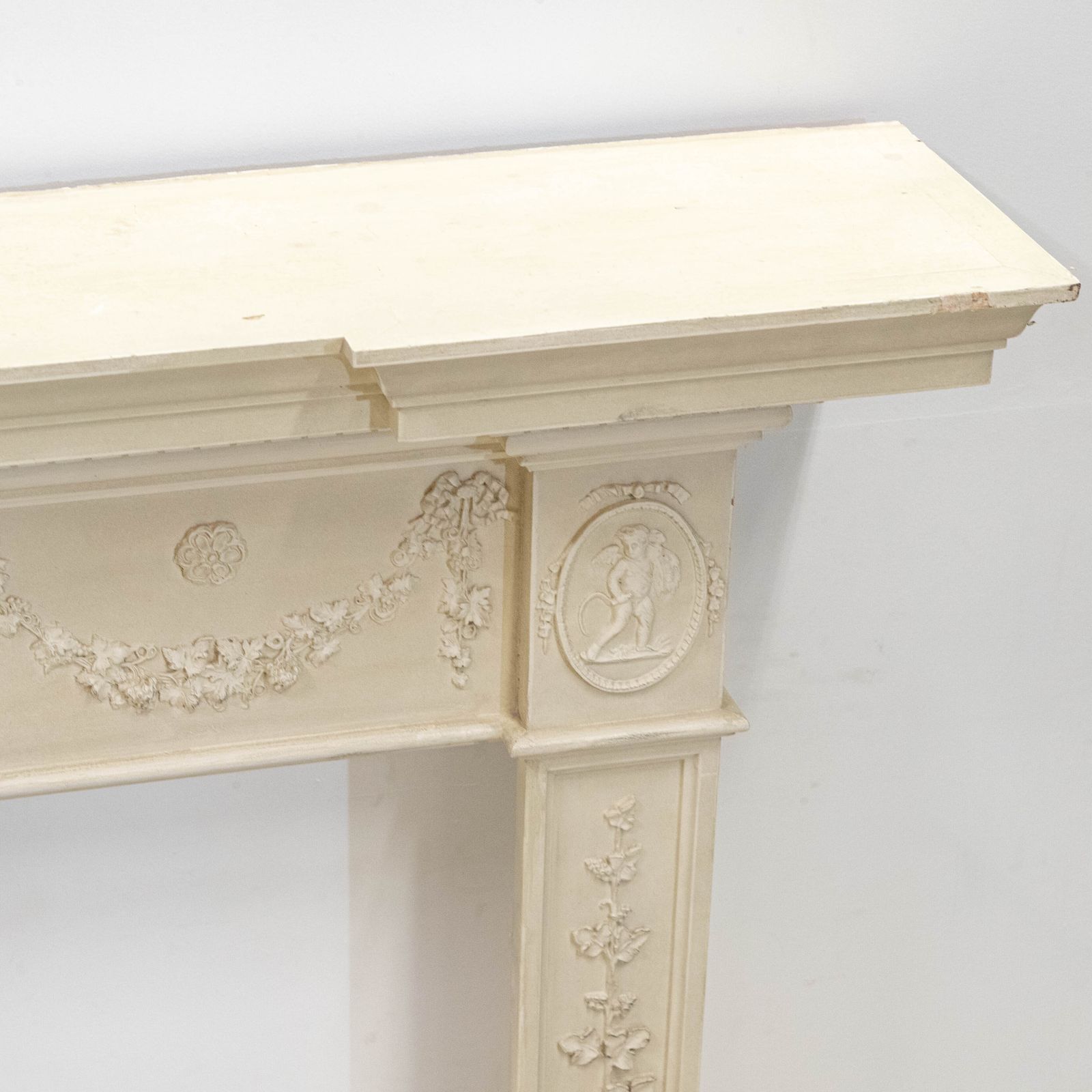 photo vintage Ornate Wooden Regency Style Fireplace Surround