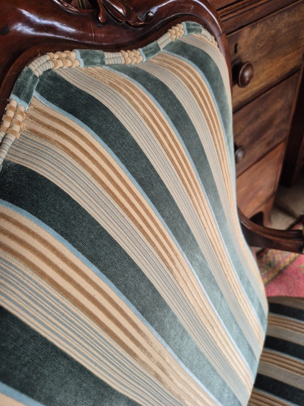 photo vintage A Maximalist Curvaceous William IV/Victorian Library Armchair In Stripey Velvet