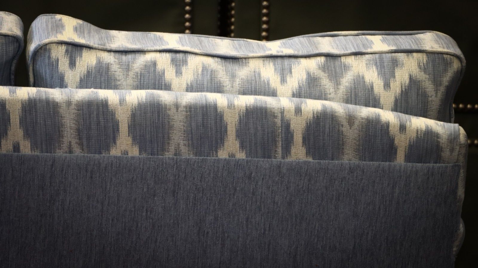 photo buy Peter Dudgeon 3 Seater Connaught Grand Sofa Jane Churchill Fontane Blue Linen 🚚