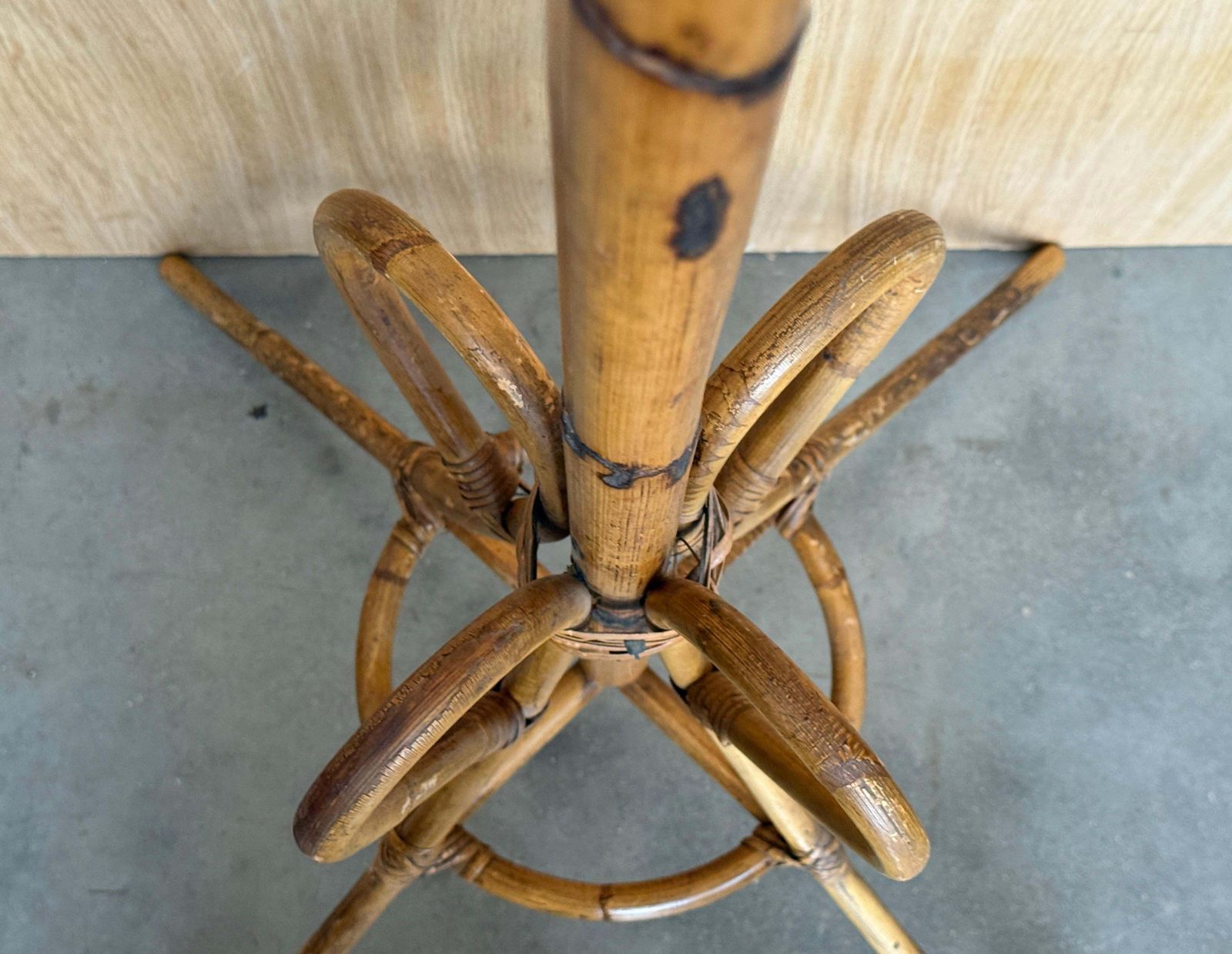 photo for sale Porte-manteau en bambou et rotin, grande base, Italie, années 1960