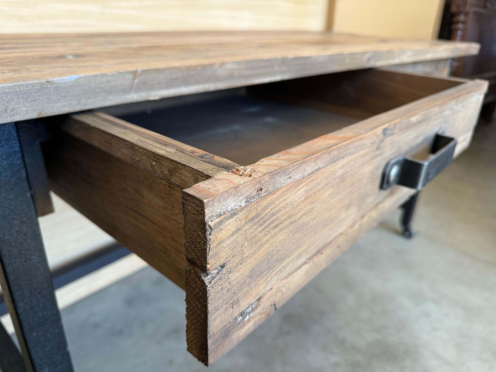 Mobilier Table de travail ou bureau industriel en pin, pieds en métal, tiroirs et roulettes photo