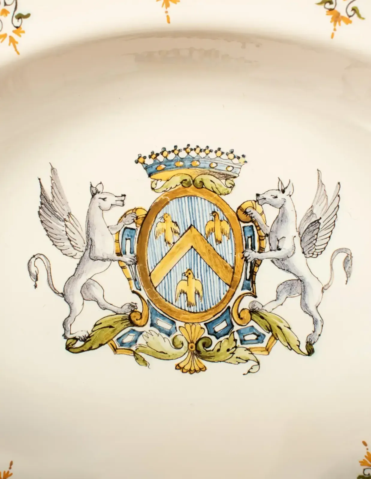 Plat à barbe en porcelaine française, « Italien à Moustiers », début du XXe siècle photo for sale