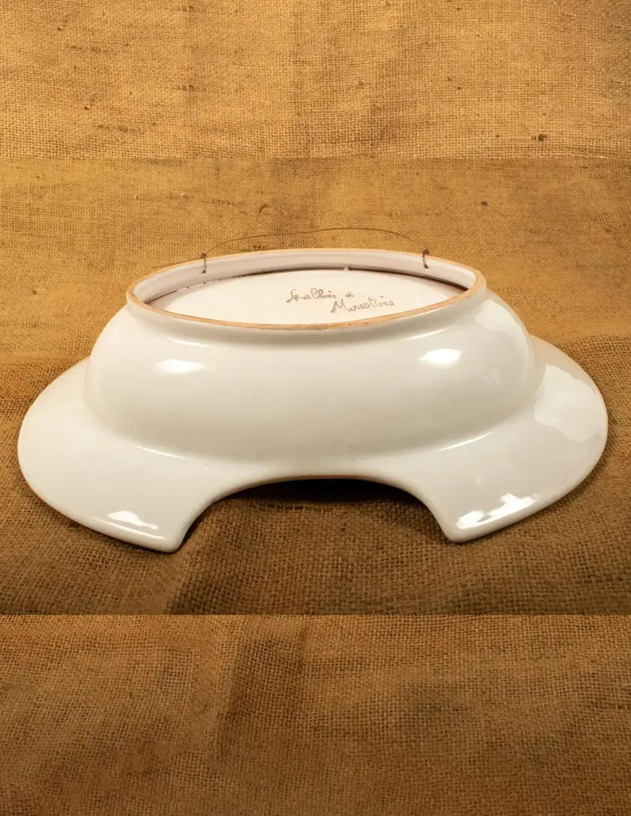 photo furniture Plat à barbe en porcelaine française, « Italien à Moustiers », début du XXe siècle
