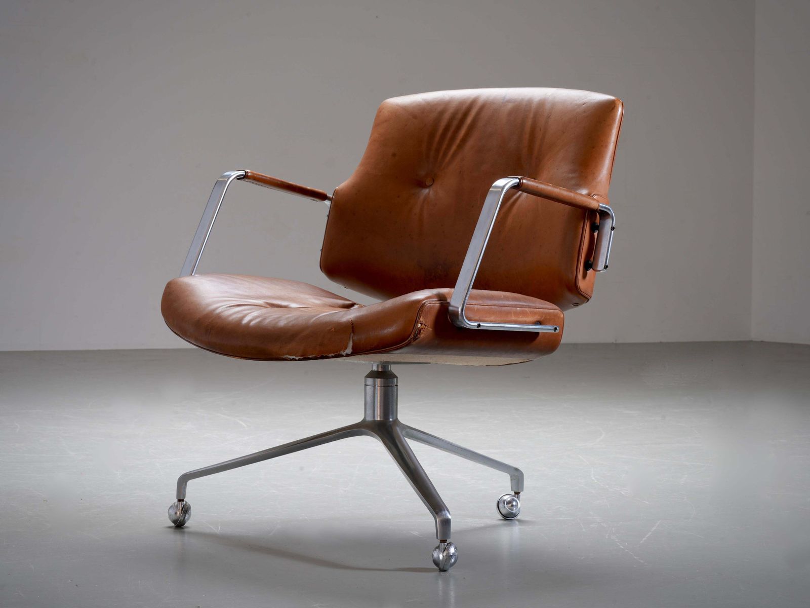 Fk84 Bureaustoelen Door Fabricius En Kastholm In Cognackleurig Leer, Denemarken, Jaren 1960 photo furniture