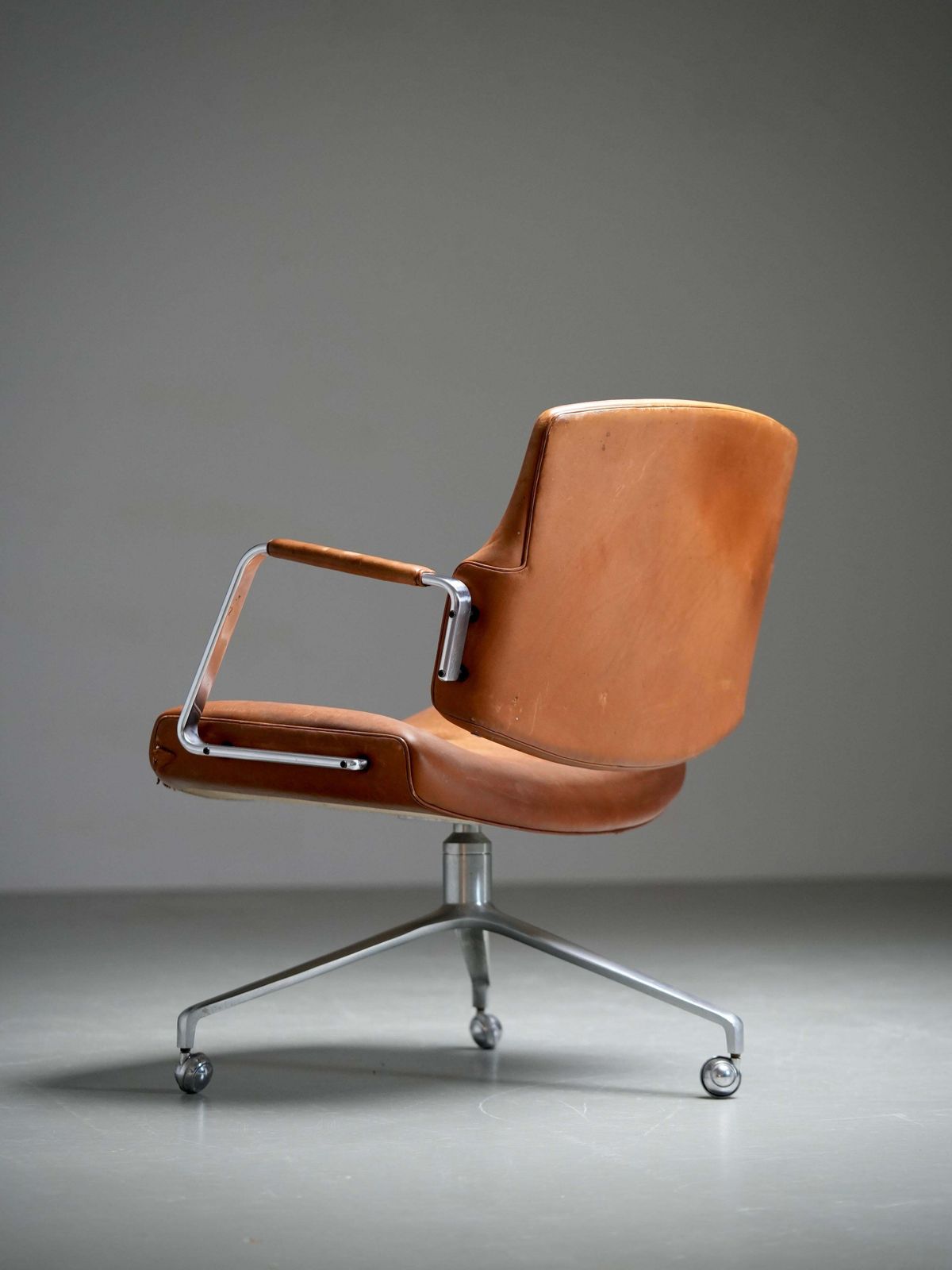 Fk84 Bureaustoelen Door Fabricius En Kastholm In Cognackleurig Leer, Denemarken, Jaren 1960 photo vinterior